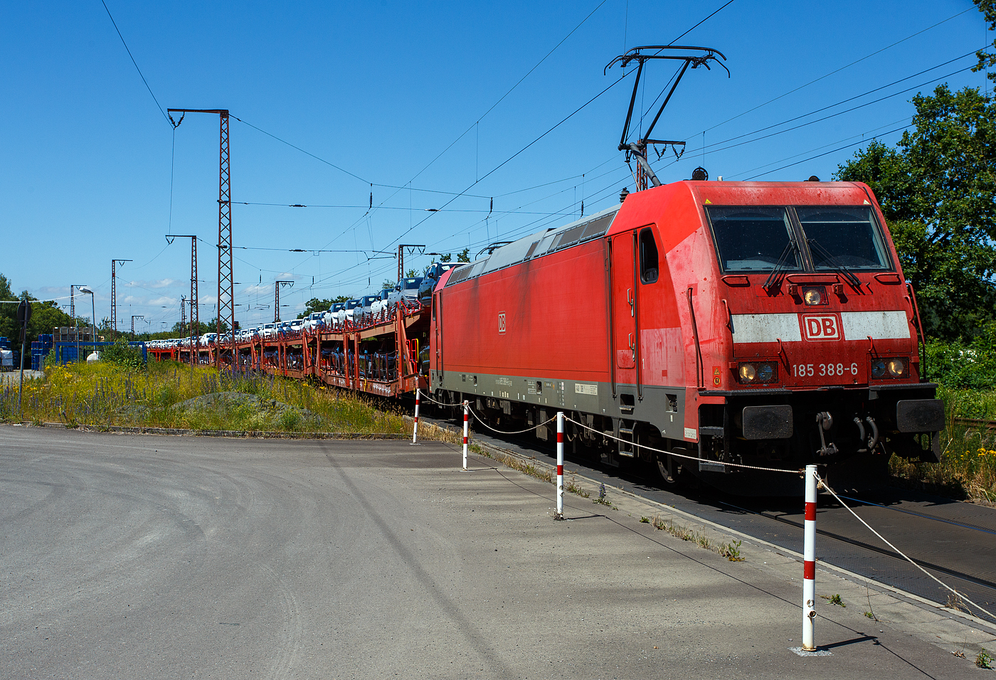 Die 185 388-6 (91 80 6185 388-6 D-DB) der DB Cargo AG fährt am 28 Juni 2024 mit einem beladenen Autotransportzug (Wagen der Gattung Laaeffrs 560.1) Gattung Laaers 560.1 der DB Cargo Logistics GmbH (ex DB Schenker ATG), durch Rudersdorf (Kreis Siegen) in Richtung Gießen bzw. Frankfurt (südlicher Richtung).

Die TRAXX F 140 AC2 wurde 2009 von der Bombardier Transportation GmbH in Kassel unter der Fabriknummer 34695 gebaut.