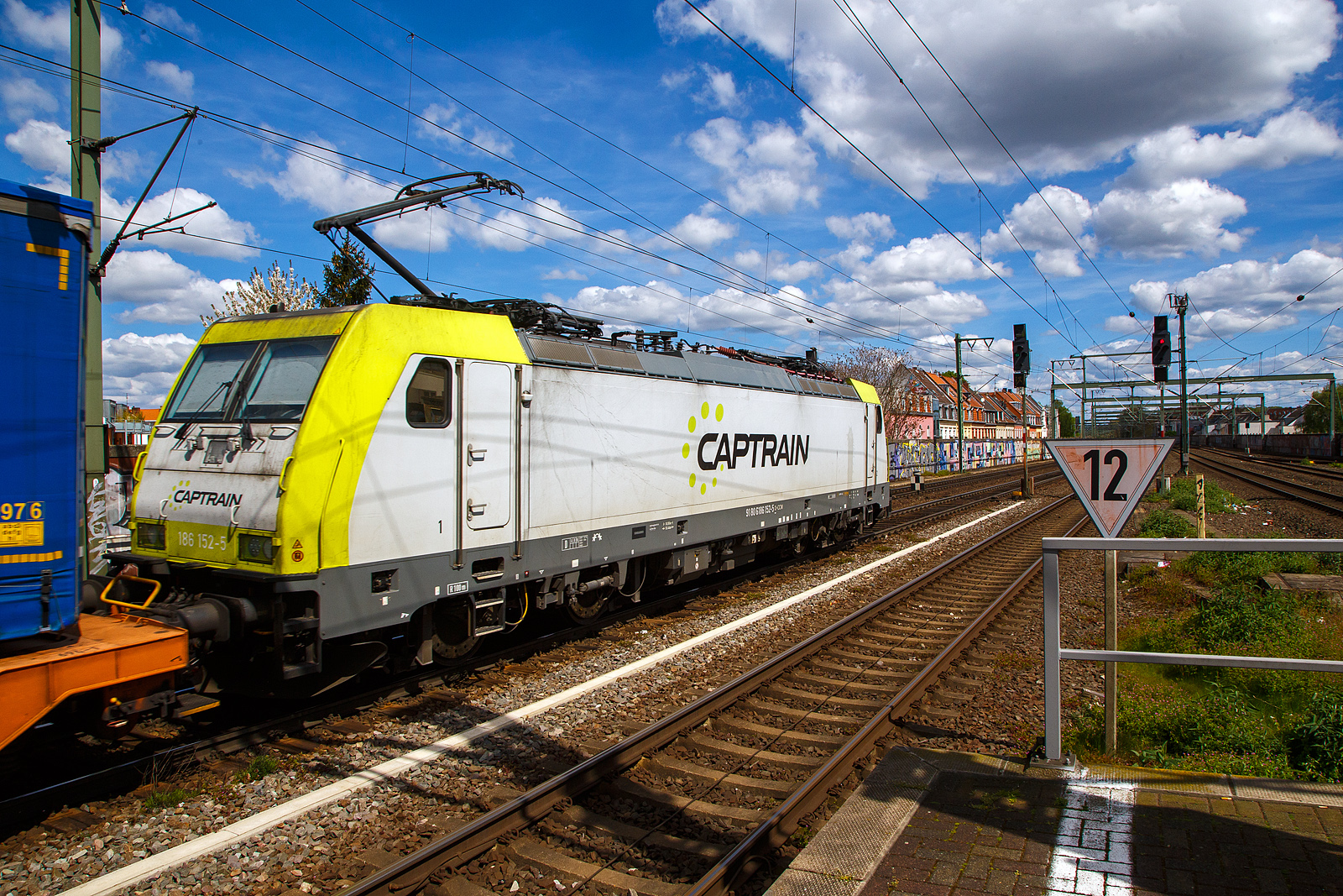 Die 186 152-5 (91 80 6186 152-5 D-CCW) der CCW - Captrain Deutschland CargoWest GmbH (Gütersloh) fährt am 30.04.2023 mit einem KLV-Zug durch den Bahnhof Köln-Ehrenfeld in Richtung Köln-West.

Die Bombardier TRAXX F140 MS(2E) wurde 2018 von Bombardier in Kassel unter der Fabriknummer 35419 gebaut und an die ITL - Eisenbahngesellschaft mbH in Dresden (Tochter der Captrain) als 91 80 6186 152-5 D-ITL geliefert. Die Multisystemlokomotive hat die Zulassungen bzw. besitzt die Länderpakete für Deutschland, Österreich, Belgien und die Niederland (D/A/B/NL).