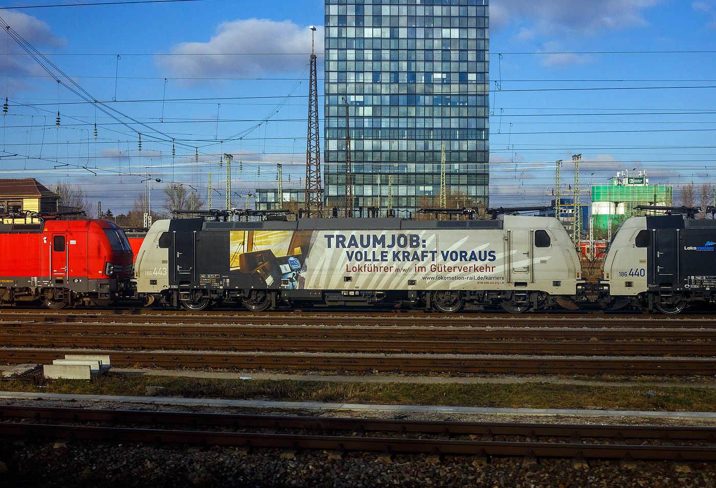 Die 186 443-8 /186.443 (91 80 6186 443-8 D-LM) der Lokomotion Gesellschaft für Schienentraktion mbH (München) steht am 13 Januar 2025 in München.

Die TRAXX F140 MS wurde 2014 von Bombardier in Kassel unter der Fabriknummer 35153 gebaut. Die Multisystemlokomotive hat die Zulassungen bzw. besitzt die Länderpakete für Deutschland, Österreich und Italien.

