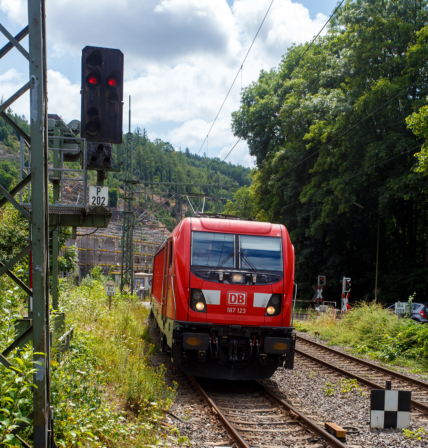Die 187 123 (91 80 6187 123-5 D-DB) der DB Cargo AG fährt am 16 Juli 2025 mit einem Coilzug (Zug 9921) durch Kirchen (Sieg) in Richtung Siegen. Via Siegen ging der Zug zum Gbf Kreuztal, von dort dann (laut Laufzettel) zum Eichener Walzwerk. Der Zug kam von Dortmund-Stockheide, so wäre er eigentlich über die Ruhr-Sieg-Strecke gelaufen, aber diese ist zwischen Lennestadt-Altenhundem und Welschen Ennest wegen Brückenarbeiten bis 28.07.2025 gesperrt.

Nochmals einen lieben Gruß an den netten Lokführer zurück.

Die Bombardier TRAXX F140 AC3 wurde 2017 von der Bombardier Transportation GmbH in Kassel unter der Fabriknummer 35273 gebaut. Einschläge Seiten im Netz schreiben die Lok sei seit 2021 an die DB Cargo Tochter RBH Logistics GmbH (Gladbeck) verkauft, ich konnten aber deutlich den DB-Keks und die UIC-Kennung (D-DB) sehen. Die TRAXX F140 AC3 Varianten der DB Cargo (BR 187.1) haben keine Last-Mile-Einrichtung. Die Höchstgeschwindigkeit beträgt 140km/h. Die Lok hat nur die Zulassung für Deutschland. Die Lokomotiven können in gemischter Mehrfachtraktion mit BR185 und BR186 eingesetzt werden.

Heute war meine Ausbeute an der Siegstrecke sehr erfolgreich, in nicht einmal 1,5 Stunden konnte ich 11 Güterzüge ablichten, zudem grüßten mich alle Lokführer recht freundlich. Das ist an der Siegstrecke sehr viel, es gab wohl Probleme auf den Rheinstecken, sowie die Streckensperrung der Ruhr-Sieg-Strecke.