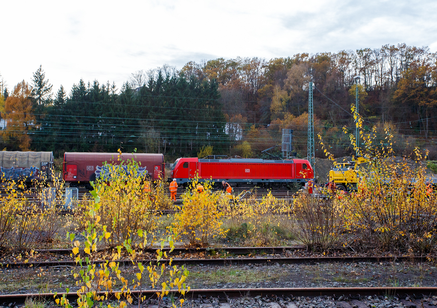 Die 187 148-2 (91 80 6187 148-2 D-DB) der DB Cargo AG fährt am 13 November 2025 mit einem Coilzug durch Betzdorf (Sieg) in Richtung Köln. Im Vordergrund der Rbf, hier werden Gleise erneuert.

Die Bombardier TRAXX F140 AC3 wurde 2017 von der Bombardier Transportation GmbH in Kassel unter der Fabriknummer 35454 gebaut. 