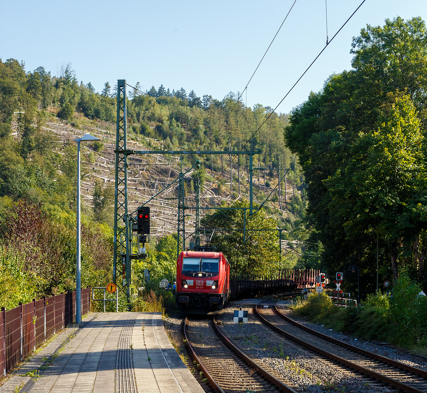 Die 187 177 (91 80 6187 177-1 D-DB) der DB Cargo AG fährt am 17 September 2024 mit einem gemischten Güterzug durch Kirchen (Sieg).

Die Bombardier TRAXX F140 AC3 wurde 2018 von der Bombardier Transportation GmbH in Kassel unter der Fabriknummer 35507 gebaut. Die TRAXX F140 AC3 Varianten der DB Cargo (BR 187.1) haben keine Last-Mile-Einrichtung. Die Höchstgeschwindigkeit beträgt 140km/h. Die Lok hat nur die Zulassung für Deutschland. Die Lokomotiven können in gemischter Mehrfachtraktion mit BR185 und BR186 eingesetzt werden.

