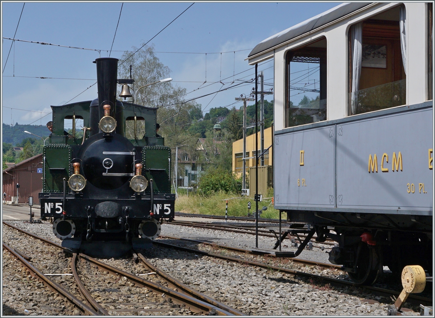 Die 1889 erbeute LEB G 3/3 N° 5 der Blonay-Chamby Bahn rangiert in Blonay. 

4. Juni 2022
 
