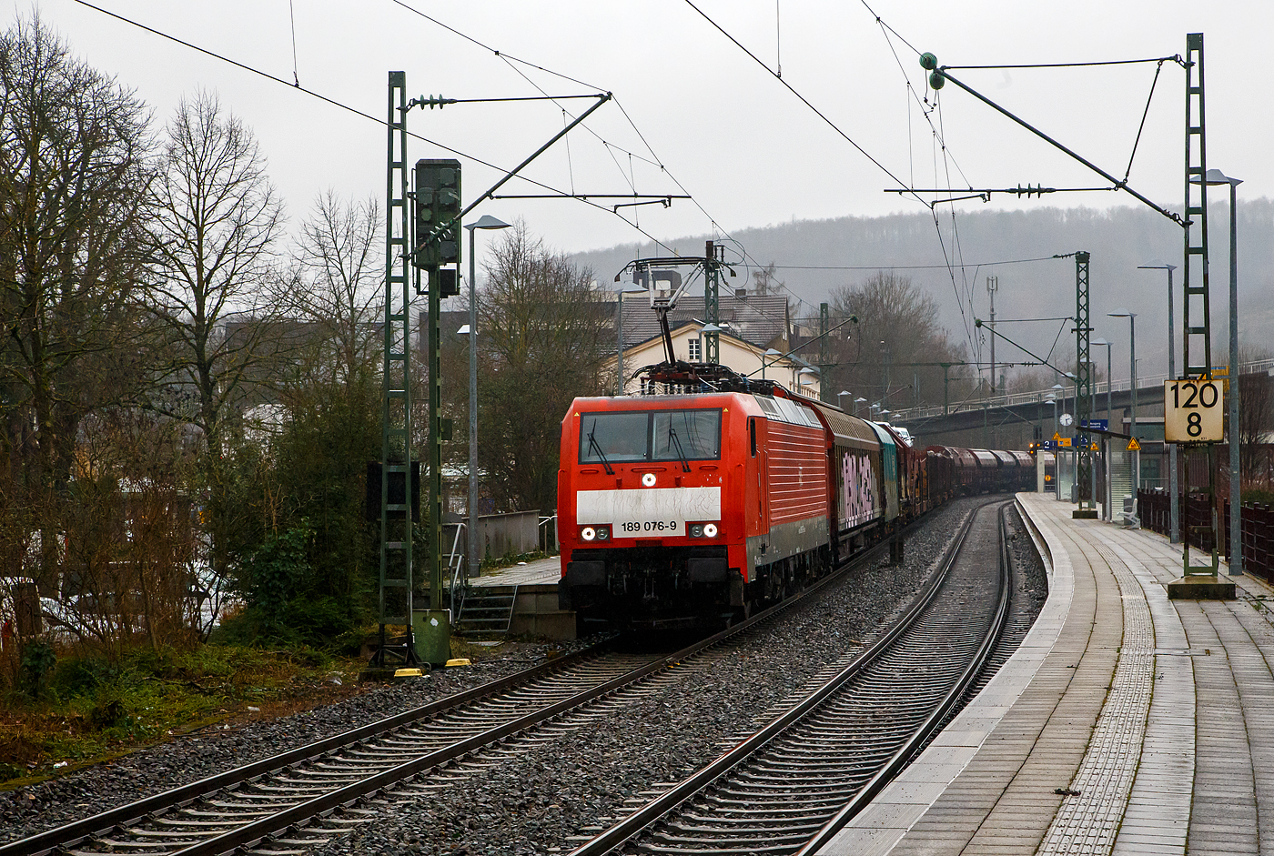 Die 189 078-9 (91 80 6189 078-9 D-DB, Class 189- VJ) der DB Cargo AG fährt am 31.01.2023 mit einem gemischten Güterzug durch den Bahnhof Kirchen (Sieg) in Richtung Köln.

Die SIEMENS EuroSprinter ES 64 F4 wurde 2005 von Siemens in München-Allach unter der Fabriknummer 21063 gebaut und in der Variante B ausgeliefert und war nur für Deutschland zugelassen. 2007 wurde sie in die Variante J umgebaut und hat so nun die Zulassungen für Deutschland und die Niederlande.

Die BR 189 (Siemens ES64F4) hat eine Vier-Stromsystem-Ausstattung, diese hier hat die Variante J (Class 189-VJ) und besitzt so die Zugbeeinflussungssysteme LZB/PZB, ETCS und ATB für den Einsatz in Deutschland und den Niederlanden.
Die Stromabnehmerbestückung ist folgende: 
Pos. 1: D, NL (AC)
Pos. 2: NL (DC)
Pos. 3: NL (DC)
Pos. 4: D, NL (AC)
