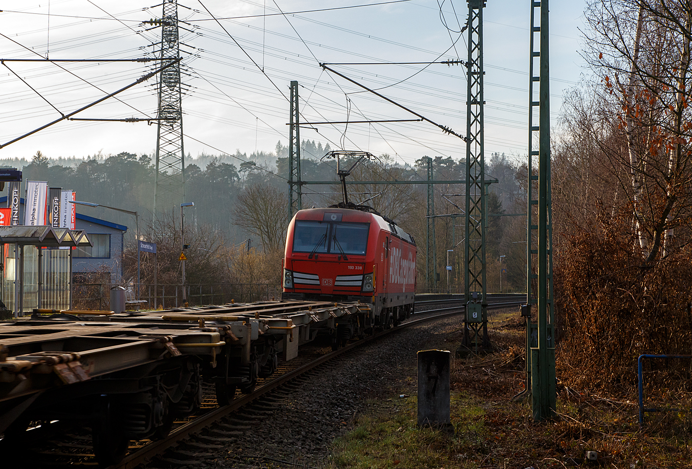 Die 193 338 (91 80 6193 338-1 D-DB) der DB Cargo AG fährt am 18.01.2023 mit einem KLV-Zug durch Scheuerfeld (Sieg) in Richtung Köln. Sie trägt an der Seite die Werbung „#DBCargofährt“

Die Siemens Vectron MS (200 km/h - 6.4 MW) wurden 2018 von Siemens unter der Fabriknummer 22465 und gebaut, sie hat die Zulassungen für Deutschland, Österreich, Schweiz, Italien und die Niederland (D/A/CH/I/NL).
