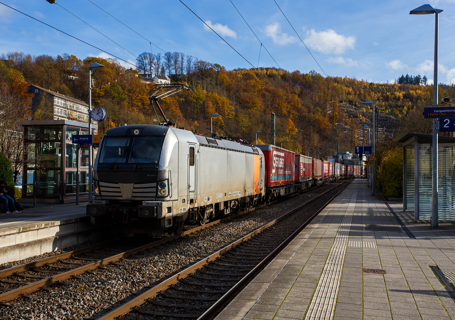 Die 193 922-2 (91 80 6193 922-2 D-NRAIL) der Northrail GmbH fährt am 04 November 2025 mit einem KLV-Zug durch Kirchen/Sieg in Richtung Siegen,

Die Siemens Vectron AC wurde 2010 von SIEMENS in München-Allach unter der Fabriknummer 21695 gebaut und auf der InnoTrans 2010 in Berlin präsentiert. Sie war ursprünglich eine Vorführ-/Mietlok der Siemens Mobility in München, eingestellt durch die RailAdventure GmbH als 91 80 6193 922-2 D-RADVE. Im Jahr 2012 wurde sie durch SIEMENS umgebaut, dabei erhielt sie temporär eine Last-Mile Dieseleinheit und wurde in 91 80 6192 961-1 D-PCW umgezeichnet (damals war die BR 192 noch frei). So wurde sie, als Vectron mit LM auf der InnoTrans 2012 in Berlin präsentiert. Im Dezember 2012 wurde sie dann in die Vectron AC Variante B03 (D / A / H) zurück gebaut und zur 91 80 6193 922-2 D-PCW umgezeichnet.

Im Dezember 2013 wurde die Lok an die Paribus Rail Portfolio III GmbH & Co. KG (Hamburg) verkauft und in die Vectron AC Variante B06 für Schweden umgebaut und über Railpool als 91 80 6193 922-2 D-Rpool eingestellt und wurde an die SkJb - Skandinaviska Jernbanor AB nach Schweden vermietet, später war sie für die Hector Rail AB in Schweden unterwegs. 

2018 ging sie dann wieder nach Deutschland und wurde durch Siemens in München in die heutige Vectron AC B01 Variante (Zulassung Deutschland und Österreich) umgebaut und in 91 80 6193 922-2 D-NRAIL umgezeichnet. Eigentümer ist die Paribus Rail Portfolio III GmbH & Co. KG, die die LOKS für die Northrail GmbH finanziert.
