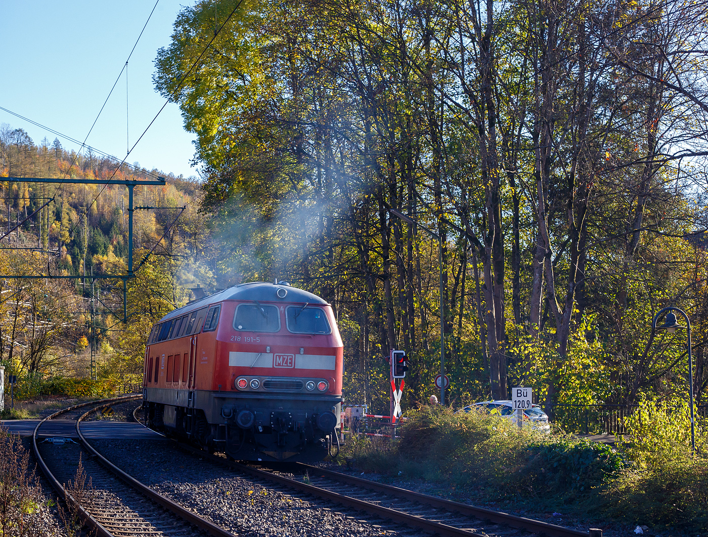 Die 218 191-5 (92 80 1218 191-5 D-MZE) der MZE - Manuel Zimmermann Eisenbahndienstleistungen, Hellenhahn-Schellenberg (Ww), ex DB 218 191-5, fährt am 04 November  2024, als Lz (Lokzug) bzw. auf Tfzf (Triebfahrzeugfahrt), durch den Bahnhof Kirchen(Sieg) in Richtung Betzdorf bzw, Köln,

Die V 164 (BR 218) wurde 1973 bei Krupp unter der Fabriknummer 5205 gebaut und an die DB geliefert, im Juli 2018 wurde sie dann ausgemustert und an Manuel Zimmermann Eisenbahndienstleistungen verkauft.