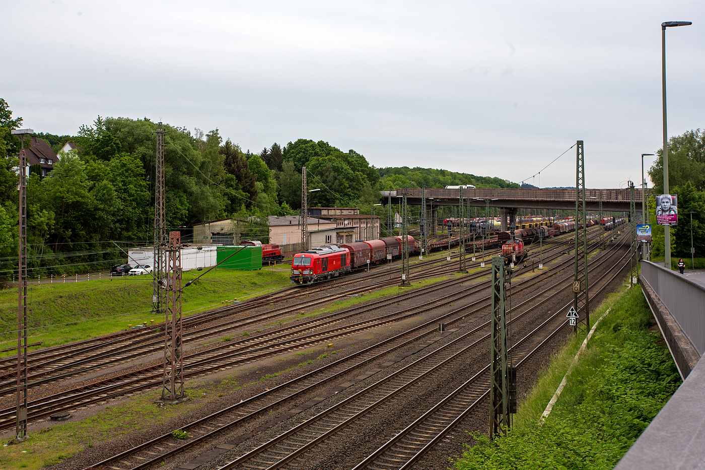 Die 249 002-7 (0 80 2249 002-7 D-DB) der DB Cargo AG drückt am 21 Mai 2024 einen Güterzug im Last-Mile-Modus (mit Dieselantrieb) vom Abstellbereich beim Bahnhof Kreuztal, in den Rangierbahnhof (Rbf Kreuztal). Da hier Oberleitungen vorhanden sind, wäre eigentlich der Last-Mile-Modus (Dieselantrieb) nicht nötig, aber vermutlich war es ein Test- bzw. Schulungsbetrieb.

Die Vectron Dual Mode light 249 002-7 der Baureihe 249 wurden 2022 von Siemens Mobility GmbH in München-Allach unter der Fabriknummer 23060 gebaut. Die Lok war von Ende Mai 2022 erst durch Siemens Mobility GmbH, als 90 80 2249 002-7 D-SDEHC registriert/eingestellt. Erst nach der Abnahme durch die DB Cargo und den Verkauf an diese im März 2024 wurde sie als 90 80 2249 003-5 D-DB eingestellt. Die Loks der Baureihe 249 haben die Zulassung für Deutschland und eine Höchstgeschwindigkeit von 120 km/h.
