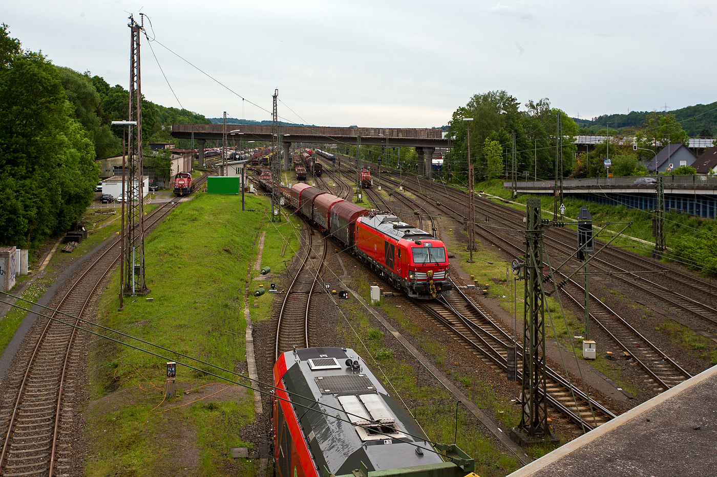 Die 249 002-7 (0 80 2249 002-7 D-DB) der DB Cargo AG dr�ckt am 21 Mai 2024 einen G�terzug im Last-Mile-Modus (mit Dieselantrieb) vom Abstellbereich beim Bahnhof Kreuztal, in den Rangierbahnhof (Rbf Kreuztal). Da hier Oberleitungen vorhanden sind, w�re eigentlich der Last-Mile-Modus (Dieselantrieb) nicht n�tig, aber vermutlich war es ein Test- bzw. Schulungsbetrieb.

Die Vectron Dual Mode light 249 002-7 der Baureihe 249 wurden 2022 von Siemens Mobility GmbH in M�nchen-Allach unter der Fabriknummer 23060 gebaut. Die Lok war von Ende Mai 2022 erst durch Siemens Mobility GmbH, als 90 80 2249 002-7 D-SDEHC registriert/eingestellt. Erst nach der Abnahme durch die DB Cargo und den Verkauf an diese im M�rz 2024 wurde sie als 90 80 2249 003-5 D-DB eingestellt. Die Loks der Baureihe 249 haben die Zulassung f�r Deutschland und eine H�chstgeschwindigkeit von 120 km/h.

