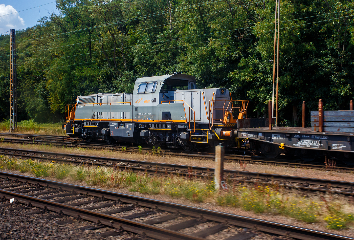 Die 261 305-7 (92 80 1261 305-7 D-SRG) eine Voith Gravita 10 BB der Saar Rail GmbH (Völklingen), bzw. die Saar Rail „80“, am 01 Juli 2025 mit einem Stahlknüppel-Güterzug bei Völklingen. Aufnahme aus einem SÜWEX-Zug heraus.

Die Voith Gravita 10 BB wurde 2010 Voith in Kiel unter der Fabriknummer L04-10006 gebaut und war als Mietlok vorgesehen. So wurde sie im Januar 2011 an die VTLT - Voith Turbo Lokomotivtechnik GmbH & Co. KG in Kiel als 92 80 1261 305-7 D-VTLT geliefert. Nach kurzen Vermietungen wurde sie im September 2011 an die Saar Rail GmbH verkauft, wo sie als Lok 80 geführt wird. 
