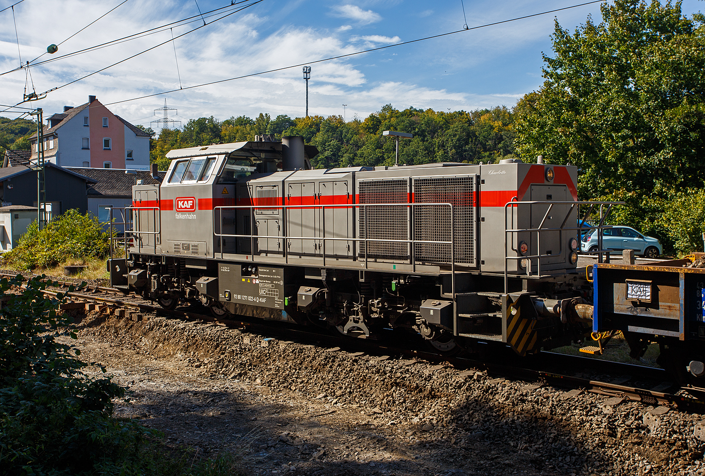 Die 271 022-6 „Charlotte“ (92 80 1271 022-6 D-KAF) eine Vossloh/MaK G 1000 BB der KAF Falkenhahn Bau AG. ex MRCE bzw. ex HGK DH 49, am 26 August 2025 mit einem mit Aushub beladenen Niederbordwagen-Zug (zweiachsiger Flachwagen NS Gattung Klmos 702 der Vermietungsfirma Railpro), bei der Baustelle im Bf Scheuerfeld/Sieg.

Die 271 022-6 „Charlotte“ wurde 2005 von Vossloh in Kiel unter der Fabriknummer 5001568 gebaut an die MRCE - Mitsui Rail Capital Europe B.V. geliefert. Zum 01.01.2021 wurde sie an die KAF Falkenhahn Bau AG verkauft.