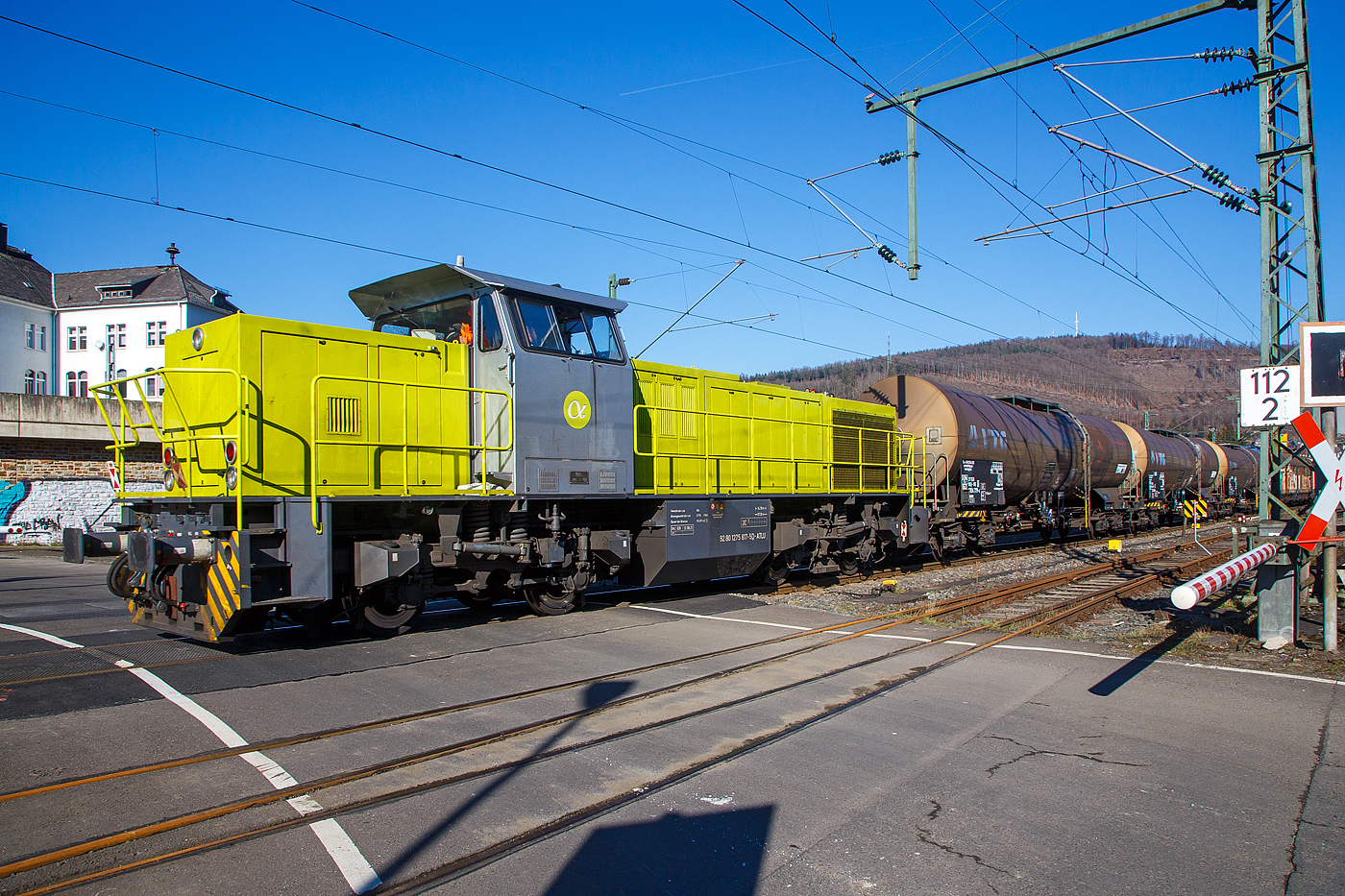 Die 275 817-5 (92 80 1275 817-5 D-ATLU) der Alpha Trains, am 14.02.2023 als Schlussläufer vom sogenannten  Henkelzug , beim Bü 343 (km 112,183) in Niederschelderhütte.

Die G 1206 wurde 2000 von Vossloh in Kiel unter der Fabriknummer 1001026 gebaut und war von 2000 bis 2006 an die RBH - RAG Bahn und Hafen GmbH bis Dezember 2015 vermietet und führ dort als RAG 829 bzw. RBH 829 (ab 2007 - 9 2 80 1275 817-5 D-RBH).
