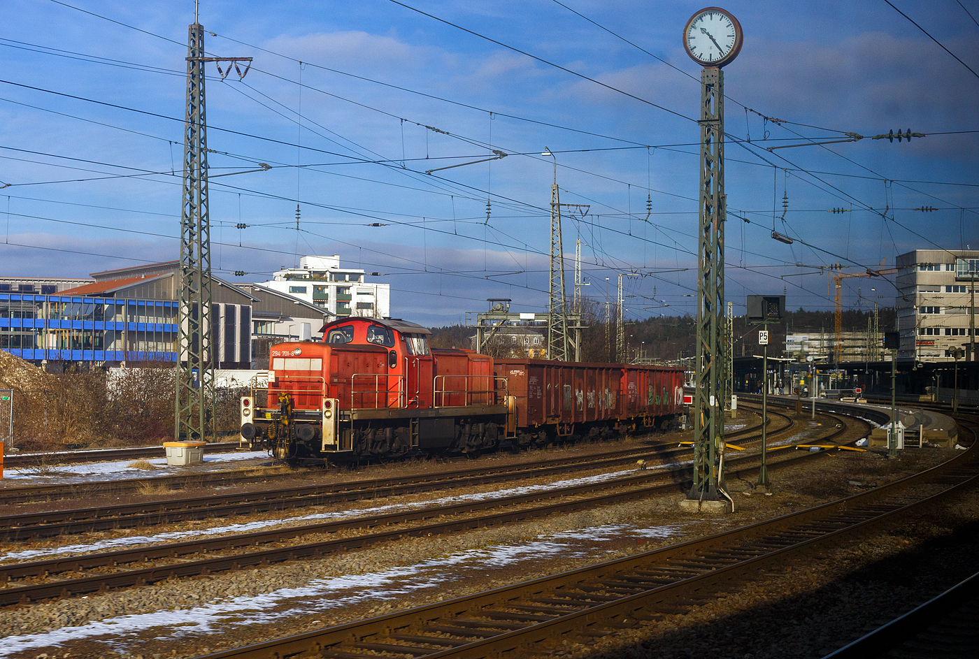 Die 294 701-8 (98 80 3294 701-8 D-DB), eine remotorisierte V 90 der DB Cargo AG, am 13 Januar 2025 in Traunstein mit zwei Hochbordwagen (der Gattung Eanos).

Die Lok wurde 1969 von MaK in Kiel unter der Fabriknummer 1000503 gebaut und als DB 290 201-3 an die Deutsche Bundesbahn geliefert. Die Ausrüstung mit Funkfernsteuerung und Umzeichnung in DB 294 201-9 erfolgte im Juli 1996. Im Jahr 2009 erfolgte durch die DB Fahrzeuginstandhaltung GmbH, in Cottbus eine Remotorisierung durch einen neuen MTU 90° V-8-Zylinder-Dieselmotor mit Common-Rail-Einspritzsystem, Abgas-Turbolader und Ladeluftkühlung, vom Typ 8V 4000 R41. Der Motor ist auf eine Leistung von 1.000 kW (1.341 PS) bei 1.800 U/min gedrosselt. Auch wurden eine neue Lüfteranlage und ein neuer Luftpresser eingebaut, zudem bekam die Lok ein Umlaufgeländer. Durch die Remotorisierung und den Umbau erfolgte auch die Umzeichnung in die heutige 294 701-8.
