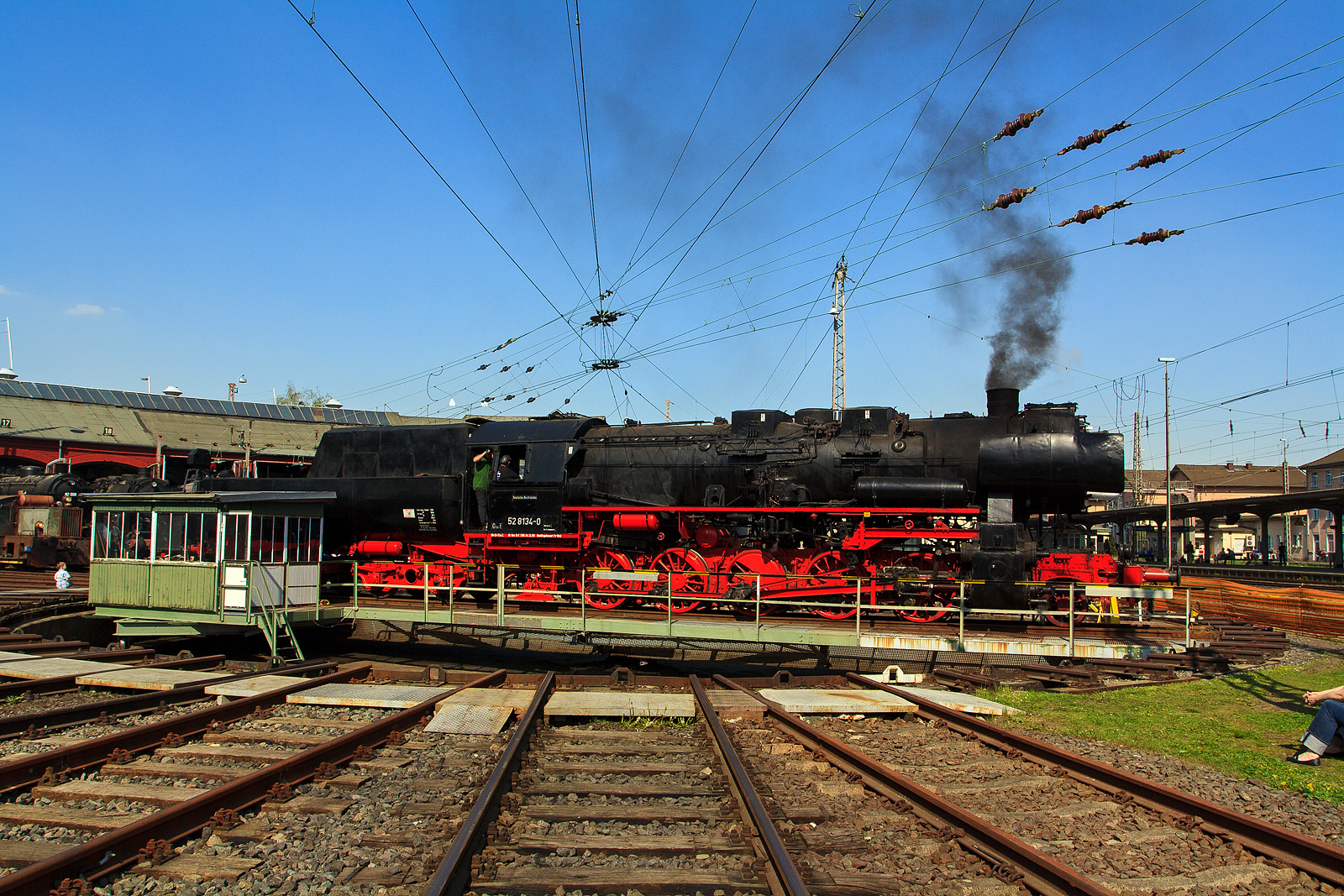 Die 52 8134-0 (90 80 0051 134-9 D-EFBS) der Eisenbahnfreunde Betzdorf (zur Zeit der Aufnahme) am 23.04.2011 im Südwestfälische Eisenbahnmuseum in Siegen auf der  Drehscheibe.

Die Lok war, bedingt durch die Wiedervereinigung, eine der letzten Normalspurigen Dampfloks der DB. Zudem war sie als 052 134-4 eine der wenigen waren 52 der DB (BR 52.80). Sie wurde am 05.12.1994 z-gestellt und am 05.07.1995 bei der DBAG ausgemustert. 

Die Lok wurde 1965 im Reichsbahnausbesserungswerk (RAW) Stendal
aus der 1943 bei der Lokfabrik Wien-Floridsdorf (Fabriknummer 16591) gebauten 52 7138 rekonstruiert.

LEBENSLAUF:
1943 	bis 1965 - DR 52 7138
1965 bis 1970 - DR 52 8134
1970 bis 1992 - DR 52 8134-0
1992/1993 - DR 052 134-4
Ab 01.01.1994 - DB 052 134-4
05.07.1995 Ausmusterung und Verkauf an an Privat 
Mai 1997 an EFB - Eisenbahnfreunde Betzdorf  e. V., als 52 8134-0
Zum 01.01.2007 - Vergabe der NVR-Nummer 90 80 0051 134-9 D-EFBS
Im Februar 2016 wurde sie an die ÖGEG - Österreichische Gesellschaft für Eisenbahngeschichte e. V. in Linz verkauft.

Die Reko-Lokomotiven der Baureihe 52.80 entstanden ab 1960 bei der Deutschen Reichsbahn aus grundlegend überarbeiteten Kriegslokomotiven (KDL 1) der Baureihe 52. Diese als Rekonstruktion bezeichnete Modernisierung der Lokomotive erstreckte sich mit wenigen Ausnahmen auf fast alle Bauteile und Baugruppen der Maschine.

Nachdem dargelegt worden war, dass die Rekonstruktion wirtschaftlicher sei als das Generalreparaturprogramm, wurde dieses zurückgefahren und man begann im Frühsommer des Jahres 1960 im Raw Stendal mit der Rekonstruktion der Baureihe 52. Zum einen waren bei einigen Maschinen auch die Langkessel verschlissen, zum anderen ergaben sich damit Vorteile in der Unterhaltung. 200 Lokomotiven erhielten bis 1967 den ursprünglich für die Baureihe 50.35 konstruierten Verbrennungskammerkessel Typ 50E. Die Anpassungsarbeiten erfolgten ausschließlich am Rahmen. Dadurch blieben die Rekokessel freizügig tauschbar. Rekonstruiert wurden nur Maschinen mit Blechrahmen. Weitere markante Merkmale der Rekolokomotiven waren neue Zylinder in Schweißausführung, eine Mischvorwärmeranlage der Bauart IfS/DR und, bedingt durch den neuen Kessel, neue Führerhausvorderwände mit ovalen Fenstern. Der vorgesehene komplette Ersatz der Führerhäuser und die Kupplung mit neuen Tendern kam nicht zustande, da keine Kapazitäten dafür vorhanden waren. Die verschlissenen Wannentender 2’2’ T30 wurden meist mit neu gebauten Wannen versehen.

Weitere Rekonstruktionsmaßnahmen betrafen den Einbau von Achslagerstellkeilen und die Erneuerung der Krauss-Helmholtz-Lenkgestelle. Entgegen oft geäußerten, anderslautenden Meinungen wurden die Schieber im Rahmen der Rekonstruktion nicht ersetzt oder umgebaut. Die Lokomotiven behielten ihre Regelkolbenschieber mit Druckausgleichern der Bauart Winterthur und damit auch ihre schlechten Leerlaufeigenschaften. Erst in den 1980er Jahren wurden bei einigen Lokomotiven im Raw Meiningen Druckausgleichskolbenschieber der Bauart Trofimoff/Meiningen und Zylindersicherheitsventile eingebaut. Durch diesen Umbau verbesserten sich die Leerlaufeigenschaften der Maschinen enorm, was sich wiederum in der Einsparung von Schmier- und Brennstoffen bemerkbar machte.

Eine Reko-Maschine konnte in der Ebene 1400 Tonnen mit 70 km/h schleppen. Die Grenzlast lag bei 2600 Tonnen. 

TECHNISCHE DATEN:
Nummerierung: 	52 8001–8200
Anzahl: 200
Hersteller: 	Raw Stendal
Umbaujahre: 1960–1967
Spurweite: 	1.435 mm
Bauart: 1’E h2
Gattung: G 56.15
Länge über Puffer: 22 975 mm
Gesamtradstand: 9200 mm
Radstand mit Tender: 19 000 mm
Kleinster bef. Halbmesser: 100 m
Leergewicht: 80,0 t
Dienstgewicht: 89,7 t
Dienstgewicht mit Tender: 136 t
Höchstgeschwindigkeit: 80 / 50 km/h (vorwärts / rückwärts)
Indizierte Leistung: 1.177 kW / 1.600 PSi
Anfahrzugkraft: ca. 214 kN
Kuppel- und Treibraddurchmesser: 1.400 mm
Laufraddurchmesser vorn: 850 mm
Steuerungsart: Heusinger
Zylinderanzahl: 2
Zylinderdurchmesser: 600 mm
Kolbenhub: 660 mm
Kessel: 50E
Kesselüberdruck: 16 bar
Anzahl der Heizrohre: 124
Anzahl der Rauchrohre: 38
Tender: 2’2’ T30
Dienstgewicht des Tenders: 	45,2 t
Wasservorrat: 30 m³
Brennstoffvorrat: 10 t Kohle
