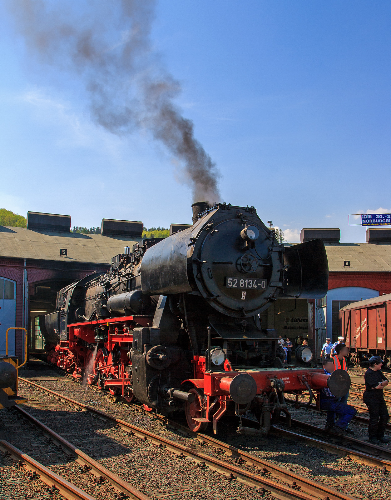 Die 52 8134-0 (90 80 0051 134-9 D-EFBS) der Eisenbahnfreunde Betzdorf (zur Zeit der Aufnahme) am 23.04.2011 unter Dampf im Südwestfälische Eisenbahnmuseum in Siegen.