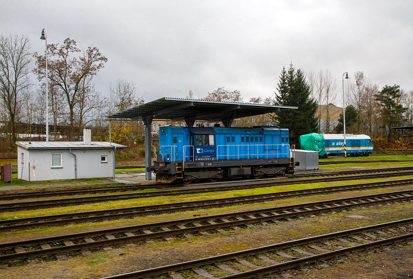 Die 742 441-9 (CZ- ČDC 92 54 2 742 441-9) der ČD Cargo steht am 24.11.2022 bei der Diesel-Tankstelle beim Bahnhof Domažlice (Taus).

Hinten leider ein sehr trauriges Kapitel der Böhmischen Westbahn, die sehr zerstörte alex 223 066-2  Herkules  (92 80 1223 066-2 D-DLB)....
Am Mittwochmorgen des 04.08.2021 gegen 7.40 Uhr kommt der Frühzug aus München im Grenzort Furth im Wald an. Das Personal der tschechischen Bahn České Drahy (ČD) löst die deutschen Kollegen für die Weiterfahrt nach Prag ab, alles wie gewohnt. Einige Minuten nachdem der Alex-Express die bayerisch-böhmische Grenze überquert hat, passiert das Unglück. Der alex-Zug kollidiert auf dem eingleisigen Streckenabschnitt frontal mit einer tschechischen Regionalbahn (einem „RegioShark“  der ČD BR 844 bei dem Dorf Milavce. Drei Menschen sterben, zehn Menschen erlitten schweren bis lebensgefährlichen und mehr als 30 Personen erlitten leichtere Verletzungen wie Schürfwunden und Prellungen.

Nach ersten Erkenntnissen hatte der Expresszug München-Prag zunächst ein Langsamfahrt- und dann ein Haltesignal missachtet. Er ist dann auf der eingleisigen Strecke mit dem entgegenkommenden Triebwagenzug („RegioShark“) kollidiert, der auf dem Weg von Plzeň (Pilsen) nach Domazlice (Taus) an der deutschen Grenze war. Die offiziellen Ermittlungen zur Unfallursache dürften Monate in Anspruch nehmen. Auch ein technischer Defekt wird nicht ausgeschlossen, hieß es. 

Leider kommt es auf tschechischen Eisenbahnstrecken kommt es immer wieder zu Unfällen. Die Sicherungstechnik gilt vielerorts als veraltet.