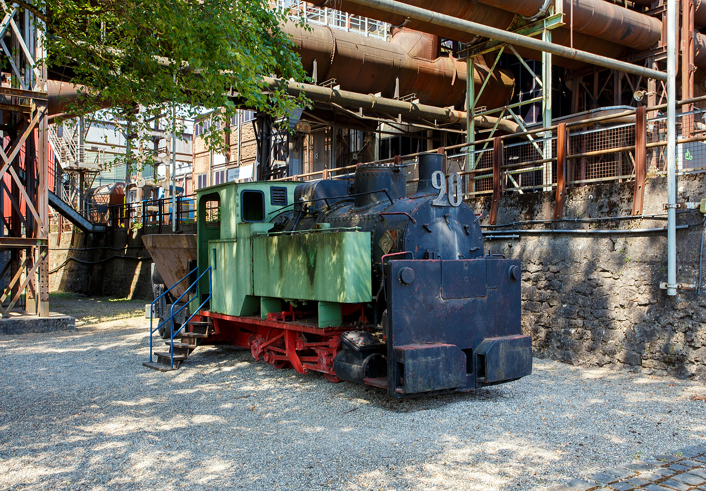 Die 785 mm Schmalspur-Dampflokomotive Nr. 20 der Völklinger Hütte (ehem. Röchling'schen Eisen- und Stahlwerke GmbH in Völklingen/Saar, ab 1982 ARBED-Saarstahl GmbH, ab 1986 Saarstahl Völklingen GmbH) hier am 01 Juli 2025 abgestellt, mit dem Schlackewagen 127 (mit Kübel ARBED 219), als Denkmal beim Biergarten Völklinger Hütte. Heutiger Eigentümer ist die Initiative Völklinger Hütte e.V..

Die Dampflok vom Typ Krauss XXXII kk wurde 1904 von Krauss & Comp. in München unter der Fabriknummer 5168 gebaut und an die RESW - Röchling'sche Eisen- und Stahlwerke AG in Völklingen geliefert und dort als Lok  21  in den Bestand eingereiht. Später tauschte sie mit ihrer Schwesterlok 20 die Betriebsnummer und wurde fortan als Lok  20  eingesetzt. 1978 erfolgte die Aufstellung auf einem Spielplatz in Völklingen-Ludweiler. Im Oktober 1990 übernahm Carreau Wendel vom Musée du bassin houllier Lorrain im französischen Moselle die Lok als Ausstellungsstück. Von dort konnte sie 1997 nach Völklingen zurück und nach einer äußerlichen Aufarbeitung 1998 von der Initiative Völklinger Hütte e.V. in der Alten Völklinger Hütte aufgestellt werden.

Auf dem ehemals 20,4 km langen Schmalspurnetz der Hütte (Spurweite 785 mm) verrichteten bis zu 17 Dampflokomotiven ihren Dienst. Auf der Stahlwerksseite transportierten sie die Schlacke zur Thomasmühle. Die Unterführungen 2 und 3 dienten dem Transport von Stahlblöcken und allgemeinen Gütern zur Versorgung des Walzwerks auf der Eisenwerkseite und dem Abtransport der Walzprodukte. Im Hochofenbereich wurde die Abfuhr der Hochofenschlacke zur Schlackenbrechanlage auf der anderen Saarseite durchgeführt.

Wegen des neuen Stahlwerks, das im Dezember 1980 in Betrieb ging, waren umfangreiche Umbaumaßnahmen notwendig. Der Roheisenkanal wurde tiefer gelegt, die Verbindung zum alten Stahlwerk unterbrochen und im Bereich des Hochofens 6 musste ein neuer Gleisanschluss hergestellt werden. Dadurch musste für die schmalspurige Schlackenbahn eine Hubbrücke gebaut werden, da sich Schmalspurgleis und Roheisengleis auf unterschiedlichem Niveau befinden.

Die baugleiche Lokomotive 21 ist auch vorhanden, sie steht mit zwei Schlackenwagen am Ausgang des Schlackenkanals auf der abgesenkten Hubbrücke in Richtung Schlackenbrechanlage. Leider konnte ich diese nicht entdecken.

TECHNISCHE DATEN der Lok 20 und 21 
Hersteller: Krauss & Comp., München
Typ: XXXII kk
Baujahr: 1904
Spurweite: 785 mm (Schmalspur)
Achsfolge: B
Länge: 5.400 mm
Achsabstand: 1.400 mm
Triebraddurchmesser: 680 mm (neu)
Breite: 1.800 mm
Höhe: 2.650 mm
Dienstgewicht: 16 t
Höchstgeschwindigkeit: k. A. 
Leistung: 80 PS
Zugkraft: 3 t
Zylinder: 2 Stück, Ø 260 mm x 380 mm Hub
Dampfdruck: 14 bar
Heizfläche: 20,62 m²
Rostfläche: 0,43 m“
Anzahl Siederohre: 80 Stück
Durchmesser Siederohre: 39/42 mm
Länge Siederohre: 2.510 mm
Wasservorrat: 1.400 l (1,4 m³)
Kohlenvorrat: 300 kg