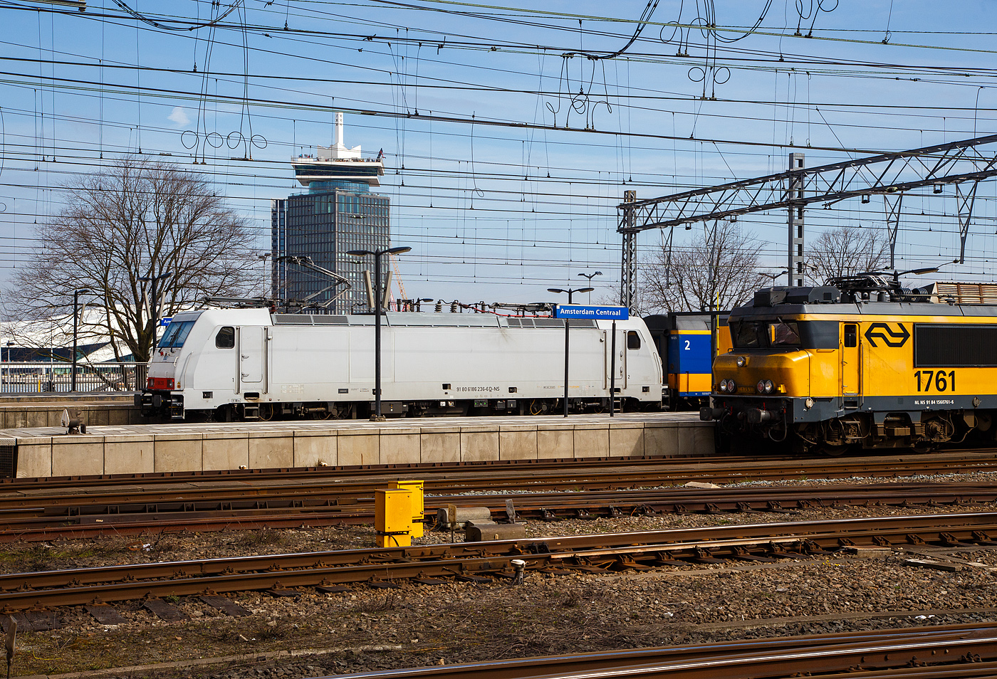 Die „weiße“ NS E 186 236  (91 80 6186 236-6 D-NS) erreicht am 31 März 2018 am Zugschluss eines IC (InterCity) den Bahnhof Amsterdam Centraal, Zuglok war die NS 186 119.

Die Bombardier TRAXX F140 MS wurde 2009 von Bombardier in Kassel unter der Fabriknummer 34436 gebaut und an die CBRail S.à r.l. (Luxembourg) geliefert. Seit 2011 war sie dann an die NS Hispeed (91 80 6186 236-6 D-HSA) bzw. ab 2014 an die NS - Nederlandse Spoorwegen N.V. (91 80 6186 236-6 D-NS) vermietet. Sie hat die Zulassungen für Deutschland, Österreich, Belgien und die Niederlande. Aktuell (seit 2024) ist die Lok an die SNCB - Société Nationale des Chemins de Fer Belges als 2869 vermietet und trägt die UiC Nummer 91 84 1186 119-1 NL-B.

Im April 2020 wurde sie an die AKIEM als E 186 236  (91 80 6186 236-6 D-AKIEM) verkauft und war so an die HSL Logistik GmbH bzw. später an die NIAG (Niederrheinische Verkehrsbetriebe Aktiengesellschaft) vermietet

