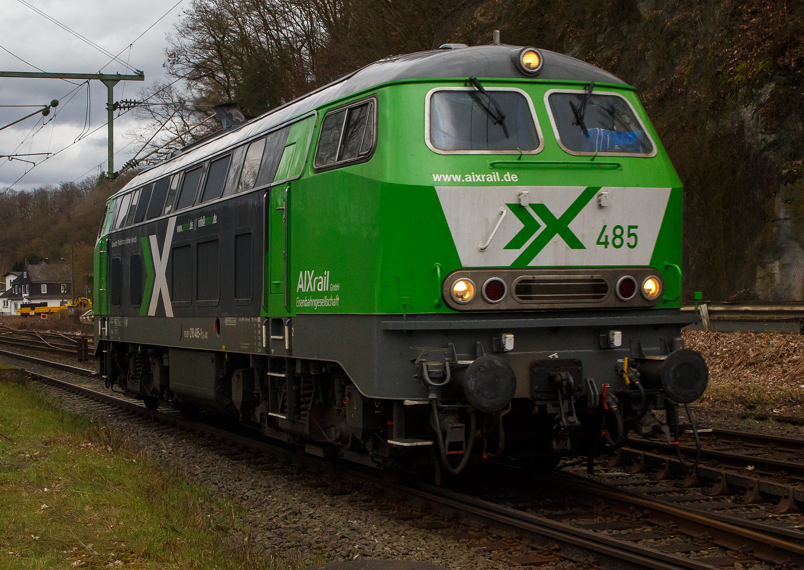 Die AIXrail 485 alias 218 485-1 (92 80 1218 485-1 D-AIX) der AIXrail GmbH fährt am 23.03.2023 auf Tfzf (Triebfahrzeugfahrt) bzw. Lz (Lokzug) durch Scheuerfeld (Sieg) in Richtung Köln.

Die V 164 wurde 1978 von der Krauss-Maffei AG in München-Allach unter der Fabriknummer 19800 gebaut und an die DB geliefert, 2018 wurde sie bei der DB ausgemustert und an die AIXrail GmbH in Aachen verkauft.

Die Lok hat die Zulassungen für D, A, CH, F, DK und SC.
