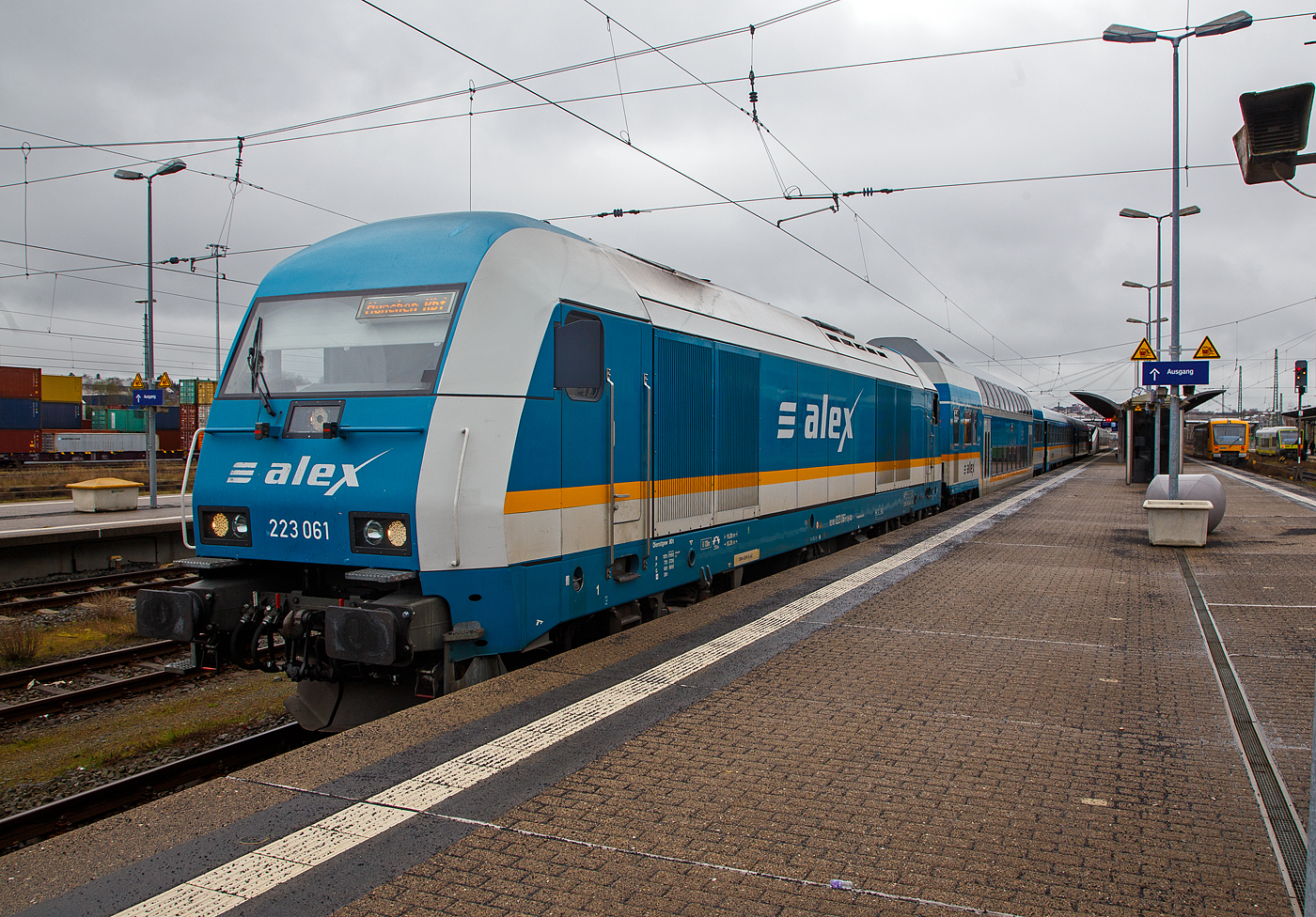 Die alex 223 061-3 (92 80 1223 061-3 D-DLB) steht am 17 April 2023 im Hbf Hof mit einem RE nach München Hbf zur Abfahrt bereit.

Die Siemens ER 20  Hercules  wurde 2007 von Siemens in München-Allach unter der Fabriknummer 21154 gebaut. Eigentümer der Lok ist die Alpha Trains Belgium und die DBL - Die Länderbahn GmbH der Mieter. Sie hat die Zulassung für Deutschland, Österreich und Tschechien (die Höchstgeschwindigkeit für CZ beträgt jedoch nur 100km/h). 