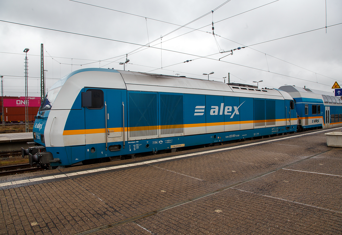 Die alex 223 061-3 (92 80 1223 061-3 D-DLB) steht am 17 April 2023 im Hbf Hof mit einem RE nach München Hbf zur Abfahrt bereit.

Die Siemens ER 20  Hercules  wurde 2007 von Siemens in München-Allach unter der Fabriknummer 21154 gebaut. Eigentümer der Lok ist die Alpha Trains Belgium und die DBL - Die Länderbahn GmbH der Mieter. Sie hat die Zulassung für Deutschland, Österreich und Tschechien (die Höchstgeschwindigkeit für CZ beträgt jedoch nur 100km/h). 
