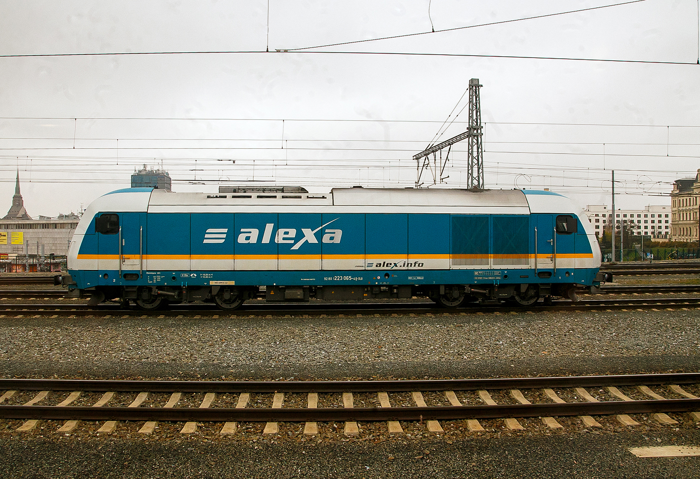 Die alexa 223 065 (92 80 1223 065-4 D-DLB) wurde nun (am 22.11.2022) vom EX 357 (alek RE 25) im Hauptbahnhof Pilsen (Plzeň hlavní nádraží) gelöst und rangiert nun um den Gegenzug von Prag nach München zu übernehmen. Für die Weiterfahrt nach Prag (Praha) wurde nun an EX 357 eine E-Lok der BR 362 der ČD (České dráhy / Tschechische Bahnen) gekuppelt.

Die Siemens ER 20 wurde 2007 von Siemens in München unter der Fabriknummer 21453 gebaut. Sie hat die Zulassung für Deutschland, Österreich  und Tschechien (CZ für Vmax = 100km/h).
