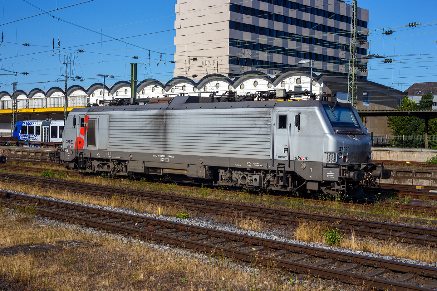 Die Alstom Prima BB 37020 (91 87 0037 002-5 F-AKIEM) der Akiem, ex Fret SNCF 437020, steht am 01 Juli 2025 beim Hauptbahnhof Koblenz und sonnt sich.

Die Mehrsystemlok Alstom Prima EL3U/4 wurde 2004 unter der Fabriknummer FRET T 020 von Alstom gebaut und an die Fret SNCF geliefert. Sie hat die Zulassungen für Frankreich und Deutschland.
