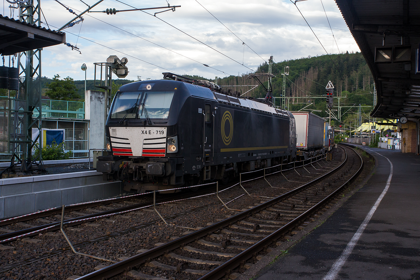 Die am die SBB Cargo International AG vermietete SIEMENS Vectron MS X4E – 719 / 193 719-2 (91 80 6193 719-2 D-DISPO) der BRCE - Beacon Rail Capital Europe (München) fährt am Sonntagabend des 26 Mai 2024 mit einem KLV-Zug durch den Bahnhof Betzdorf (Sieg) in Richtung Köln.

Die Multisystemlokomotive Siemens Vectron MS wurde 2019 von Siemens Mobilitiy in München-Allach unter der Fabriknummer 22598 gebaut. Sie wurde in der Variante A22-5f ausgeführt und hat so die Zulassung für Deutschland, Österreich, die Schweiz, Italien und die Niederlande (D / A / CH / I / NL). Die Lok wurde an die MRCE - Mitsui Rail Capital Europe GmbH in München ausgeliefert, seit September 2023 hat die Beacon Rail Metro Finance B.V. die Mitsui Rail Capital Europe B.V. (Amsterdam) und somit auch die Mitsui Rail Capital Europe GmbH im München übernommen, so firmiert sie nun als Beacon Rail Capital Europe GmbH, München (BRCE / DISPO).

Die MRCE Dispolok war ein 2001 ursprünglich, aus der Not heraus, als Siemens Dispolok GmbH gegründetes Unternahmen.  Am 21. September 2006 erfolgte die Übernahme durch Mitsui und aus dem Unternahmen wurde die Mitsui Rail Capital Europe (MRCE).
