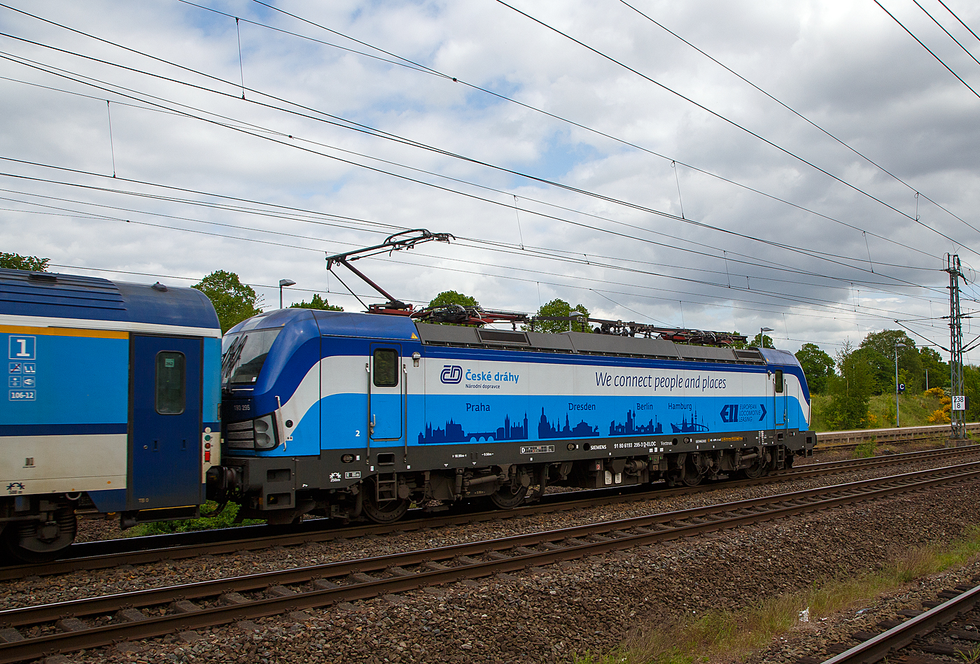 Die an die ČD - České dráhy a.s. (Praha / Prag) vermietete Siemens Vectron MS der ELL - European Locomotive Leasing (Wien)  193 295  Kačenka  (91 80 6193 295-3 D-ELOC) rauscht am 14 Mai 2022, mit einer leeren IC/EC-Garnitur aus Richtung Hamburg kommend, durch den Bahnhof Büchen in Richtung Osten.

Die Siemens Vectron MS wurde 2017 von Siemens Mobilitiy in München-Allach unter der Fabriknummer 22235 gebaut und an die ELL, den Vectron Kunden, geliefert. 