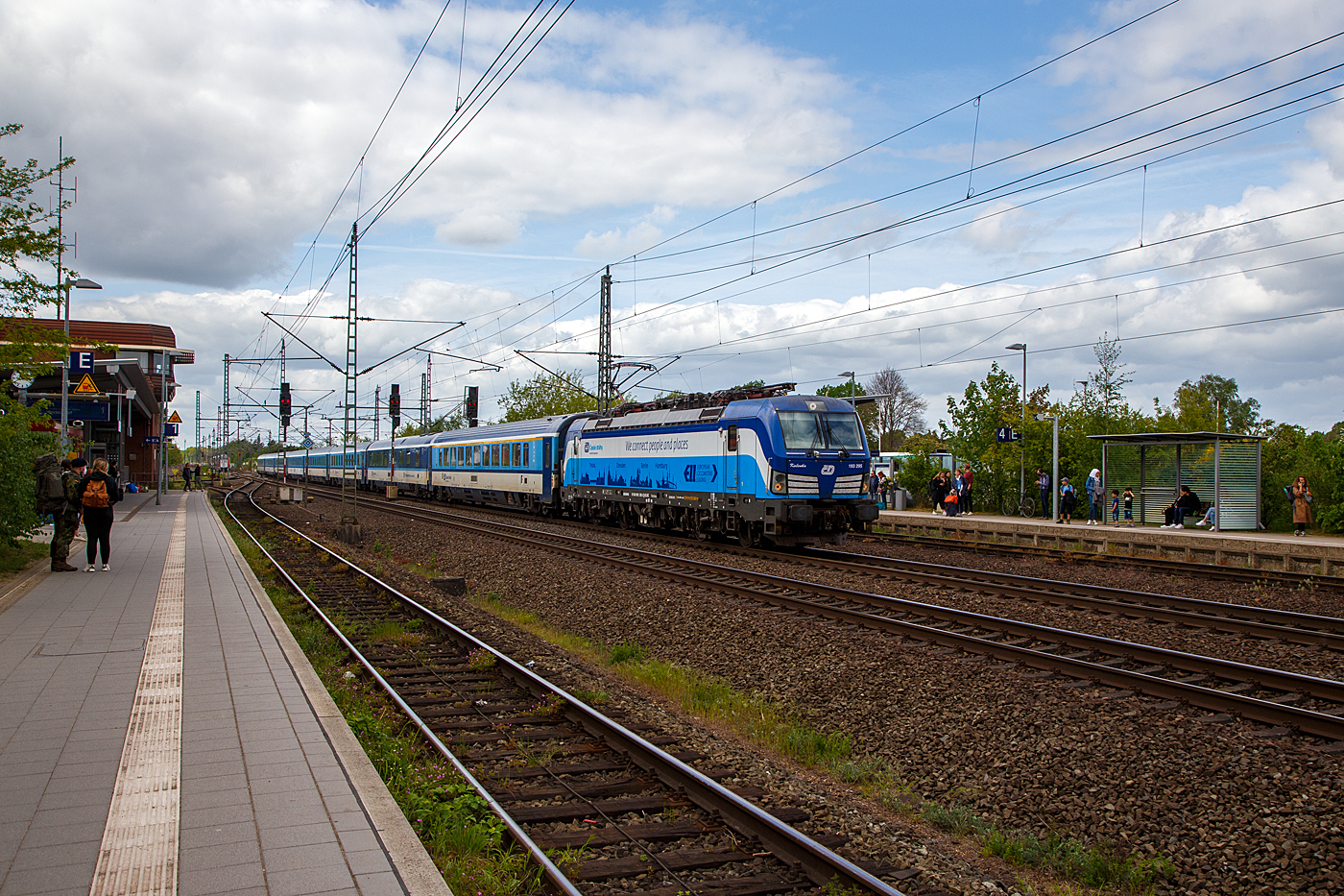 Die an die ČD - České dráhy a.s. (Praha / Prag) vermietete Siemens Vectron MS der ELL - European Locomotive Leasing (Wien)  193 295  Kačenka  (91 80 6193 295-3 D-ELOC) rauscht am 14 Mai 2022, mit einer leeren IC/EC-Garnitur aus Richtung Hamburg kommend, durch den Bahnhof Büchen in Richtung Osten.

Die Siemens Vectron MS wurde 2017 von Siemens Mobilitiy in München-Allach unter der Fabriknummer 22235 gebaut und an die ELL, den Vectron Kunden, geliefert. 