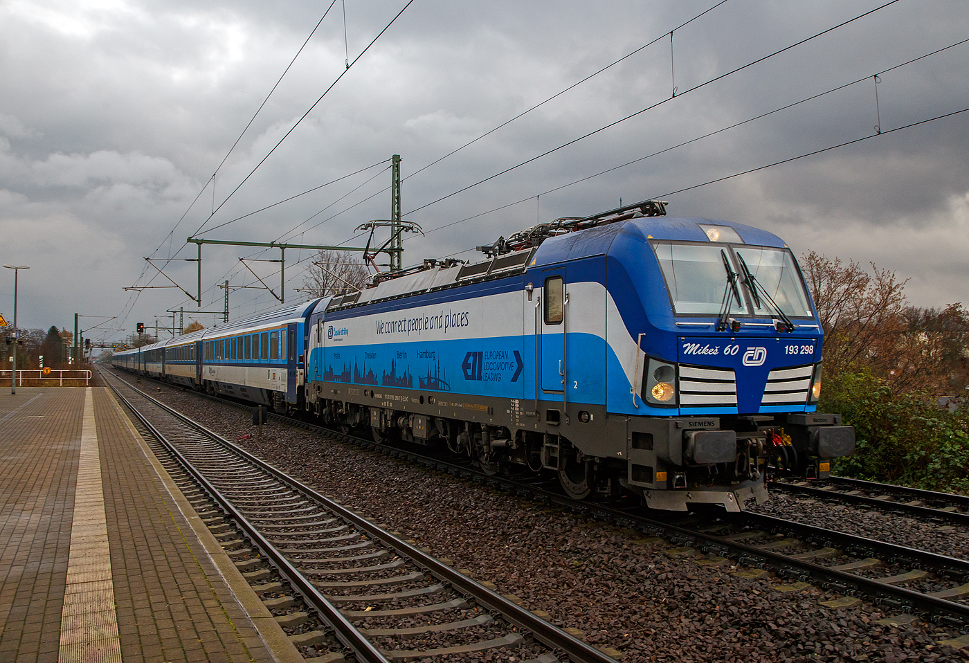 Die an die ČD - České dráhy (Tschechischen Eisenbahnen) vermietete Siemens Vectron MS 193 298-7 “Mikeš 60” [ex “Fidorka”]  (91 80 6193 298-7 D-ELOC) der ELL - European Locomotive Leasing (Wien), rauscht am 07.12.2022, mit dem EC 378  „Berliner“ (Praha hl.n – Dresden Hbf - Berlin Hbf (tief) - Hamburg Hbf - Kiel Hbf), durch Dresden-Strehlen in Richtung Dresden Hbf. Der Zug befährt hier die „Elbtalbahn“ (Bahnstrecke Děčín–Dresden-Neustadt – KBS 247). Weiter hinten kann man schon den nächsten kommenden Zug, einen IC, erkennen.

Die Siemens X4E bzw. Siemens Vectron MS wurde 2017 von Siemens Mobilitiy in München-Allach unter der Fabriknummer 22255 gebaut. Die Vectron MS mit einer Leistung von 6.4 MW (unter Wechselstrom) mit einer zugelassenen Höchstgeschwindigkeit für 200 km/h hat die Zulassungen für Deutschland, Österreich, Ungarn, Tschechien, Polen, Slowakei Rumänien (D/A/H/PL/CZ/SK/RO).