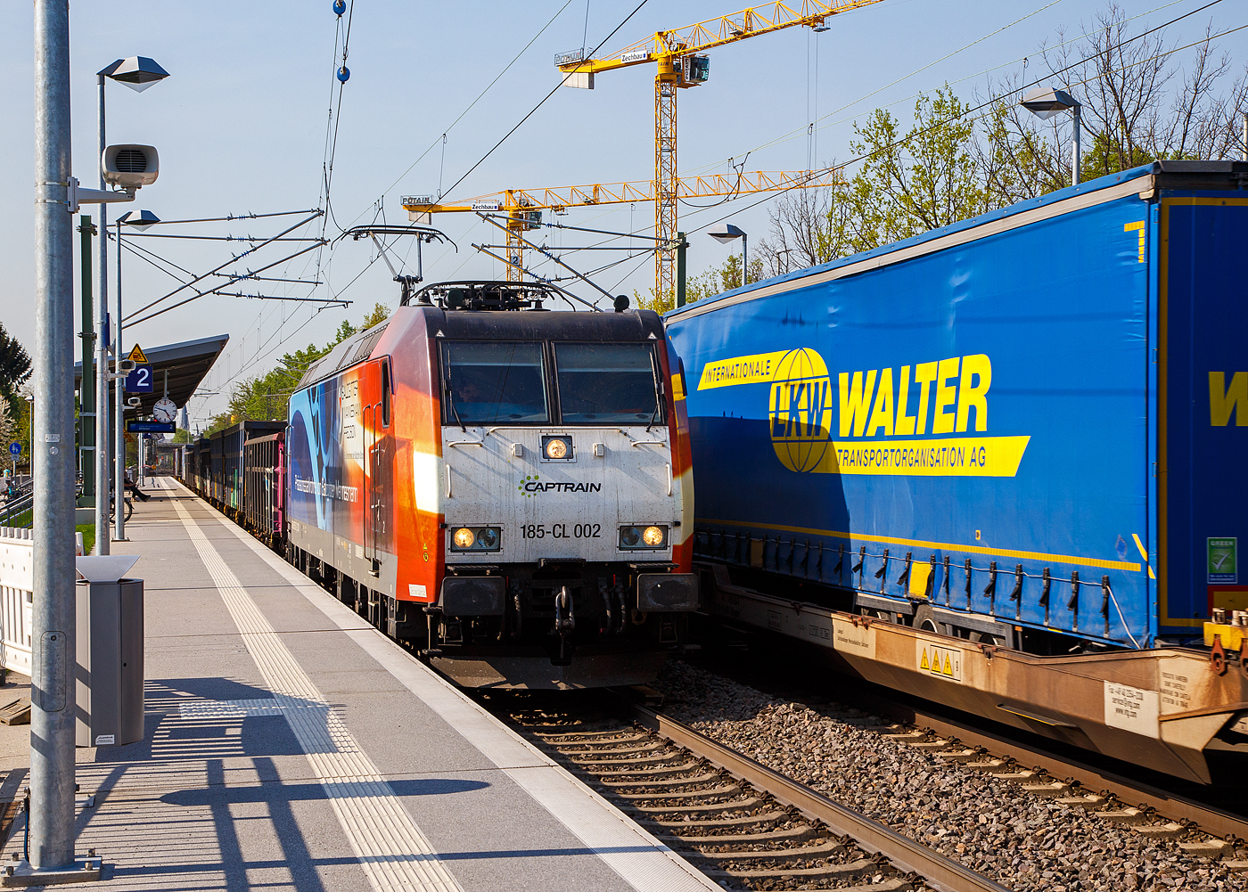 Die an die CCW - Captrain Deutschland CargoWest GmbH (Gütersloh) vermietete 185-CL 002 (91 80 6185 502-2 D-CCW), der BRLL - Beacon Rail Leasing S.à r.l. (Luxembourg), fährt am 20.04.2018 mit einem gemischten Güterzug durch den Bf. Bonn UN Campus in Richtung Koblenz. Die Lok trägt Werbung für nahtlose Stehlrohre aus Sachsen der Salzgitter Mannesmann Precision.

Die TRAXX F140 AC1 wurde 2001 bei Bombardier in Kassel unter der Fabriknummer 33452 gebaut. 