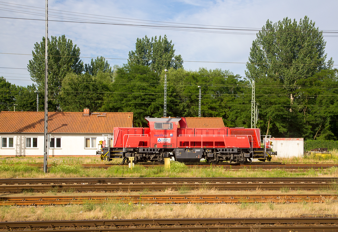 Die an die DeltaRail GmbH vermietete 261006-1 ( 92 80 1261 006-1 D-NRAIL)  der northrail GmbH, steht am 27 Juni 2017 beim Bahnhof Frankfurt (Oder). Aufnahme aus einem IC heraus.

Die Voith Gravita 10 BB wurde 2010 Voith in Kiel unter der Fabriknummer L04- 10057 gebaut. Ursprünglich war sie durch DB Schenker Rail Deutschland AG als 260 006-2 bestellt, wurde an northrail GmbH in Kiel 260 506-1 (92 80 1261 006-1 D-NTS) ausgeliefert und bis Mai 2011 an die DB Schenkerhttps://hellertal.startbilder.de/?name=bilder_bearbeiten2.0# vermietet. Nach mehreren Mietstationen war sie dann am Januar 2015 an die DeltaRail GmbH in Frankfurt (Oder) vermietet.

DeltaRail wurde im Jahr 2004 gegründet. Mittlerweile gehört die DeltaRail zu 90 Prozent der Exploris Group in Luxembourg und 10 Prozent befinden sich in Hand eines privaten Gesellschafters. Sie erbringt am Standort und in der näheren Umgebung Rangierdienstleistungen und deutschlandweite Gütertransporte.
