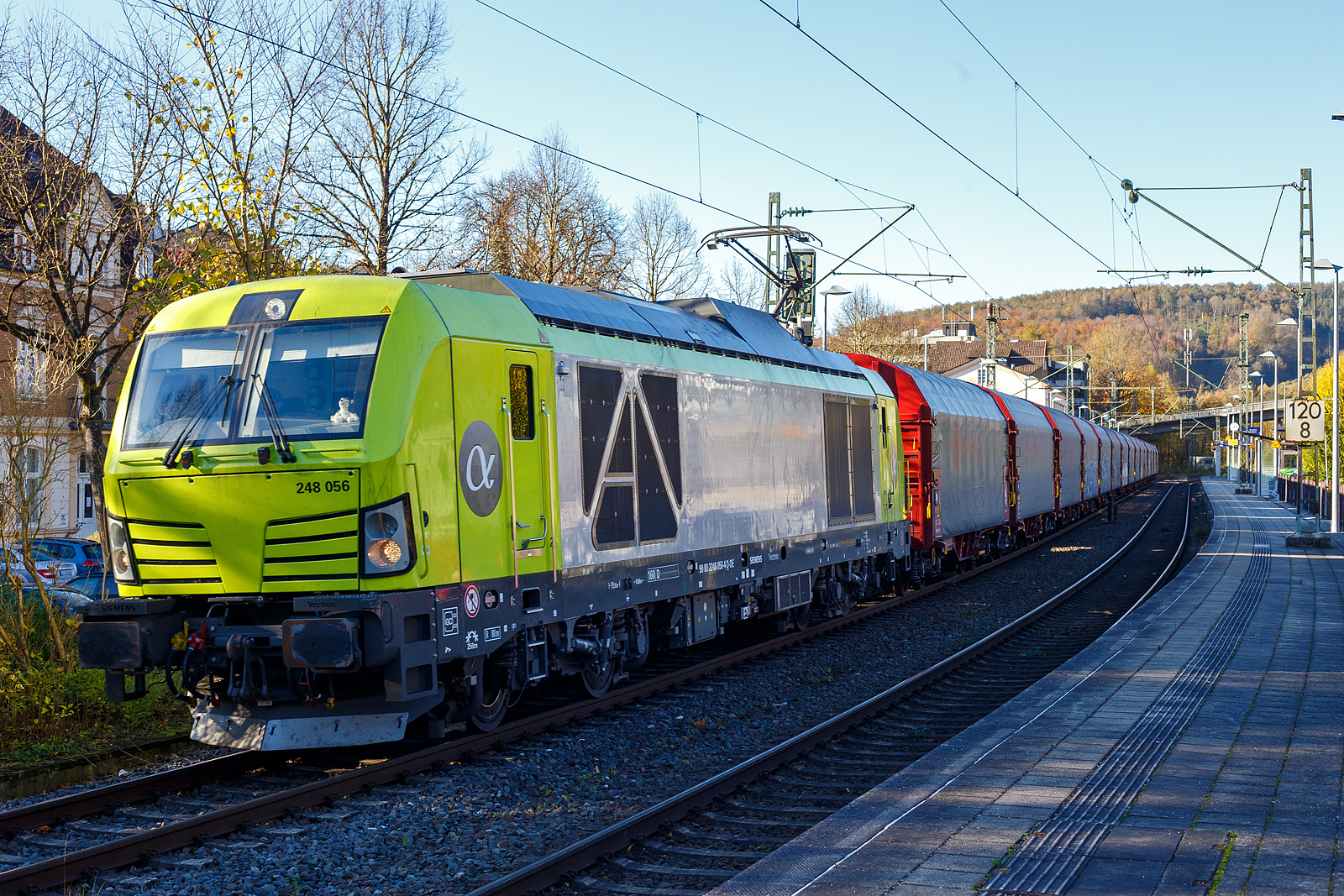 Die an die Dortmunder Eisenbahn GmbH (DE) vermietete SIEMENS Vectron Dual Mode 248 056-4 (90 80 2248 056-4 D-DE) der Alpha Trains Luxembourg s.à.r.l. (Luxembourg) fährt am 04 November 2024, mit einem Coilzug (Wagen der Gattung Shimmnis-ttu der Ermewa) durch den Bahnhof Kirchen/Sieg in Richtung Köln.

Die SIEMENS Vectron DM wurde 2023 von Siemens Mobility GmbH in München-Allach unter der Fabriknummer 23816 gebaut und im Dezember 2023 an die Alpha Trains ausgeliefert. Die Lok hat die Zulassung für Deutschland und eine Höchstgeschwindigkeit von 160 km/h. Die Hybridlok (Vectron Dual Mode) kann die Antriebsenergie aus der Fahrleitung beziehen (2.400 kW Leistungen am Rad), oder mittels eines MTU 16V 4000 R84 V16-Zylinder-Dieselmotors (2.400 kW Motorleistung, 2.000 kW Leistungen am Rad) erzeugen. 

Die Dortmunder Eisenbahn GmbH (DE) ist eine private Eisenbahngesellschaft aus Dortmund. Die Dortmunder Eisenbahn GmbH ist ein gemeinsames Tochterunternehmen der Dortmunder Hafen GmbH und der Captrain Deutschland GmbH. Sie ist zu 65 Prozent im Besitz der Captrain Deutschland GmbH (deutsche Tochter der SNCF) und 35 Prozent der Anteile hält die Dortmunder Hafen AG. Die DE Infrastruktur GmbH,  mit ca. 50 Kilometern Gleislänge, gehört zu 81 Prozent der Dortmunder Hafen AG und zu 19 Prozent der Captrain Deutschland GmbH
