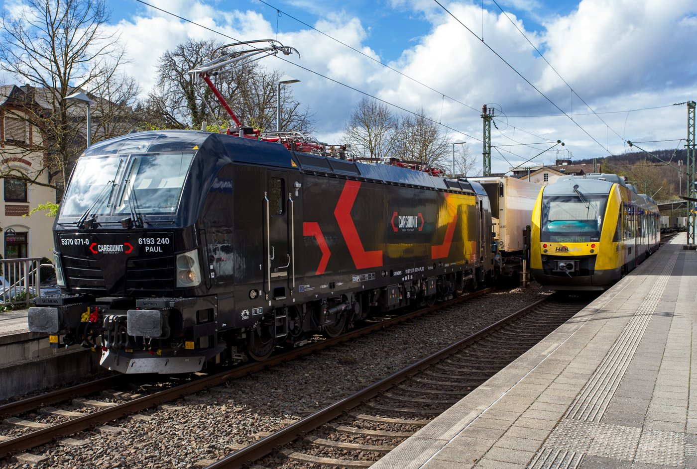 Die an die HELROM GmbH (Frankfurt am Main) vermietete Siemens Vectron MS 5370 071-0   PAUL  / 6193 240 (91 51 5370 071-0 PL-ID) der CARGOUNIT Sp. z o.o. (Wrocław / Breslau) fährt am 28 März 2024 mit dem HELROM Trailer Zug Wien – Düsseldorf, einem besonderen KV-Zug, durch Kirchen (Sieg) in Richtung Köln. Da wegen Schäden auf der folgenden Siegbrücke nur immer ein Zug fahren darf hat sie kurz im Bahnhof hier Hp 0 und muss den entgegenkommenden LINT der HLB abwarten. 

Die Siemens Vectron AC wurde 2023 von Siemens Mobility GmbH in München-Allach unter der Fabriknummer 23519 gebaut und im Januar 2024 an die CARGOUNIT Sp. z o.o. in Wrocław/Polen (Breslau) geliefert. Diese Vectron Lokomotive ist als MS – Lokomotive (Mehrsystemlok) mit 6.400 kW Leistung und 200 km/h Höchstgeschwindigkeit konzipiert. 

In der Version A 10 hat sie die Zulassungen für Polen, Deutschland, Österreich, Niederlande, Slowakei, Rumänien, Ungarn und Bulgarien (PL/D/A/NL/SK/RO/H/BG). Tschechien (CZ) ist z.Z. nach durchgestrichen.

Die CARGOUNIT Sp. z o.o. in Wrocław (Breslau) / Polen wurde 2003 gegründet und stieg 2012 in das Leasinggesellschaft für Lokomotiven ein. Aktuell verfügt Cargounit über einen Fuhrpark von insgesamt 220 Lokomotiven. Das Unternehmen ist der größte Verleiher von Lokomotiven in Polen und die Nummer 5 in Europa. Ende Februar 2024 unterzeichnete CARGOUNIT mit Siemens Mobility einen Vertrag über weitere bis zu 100 Lokomotiven.
