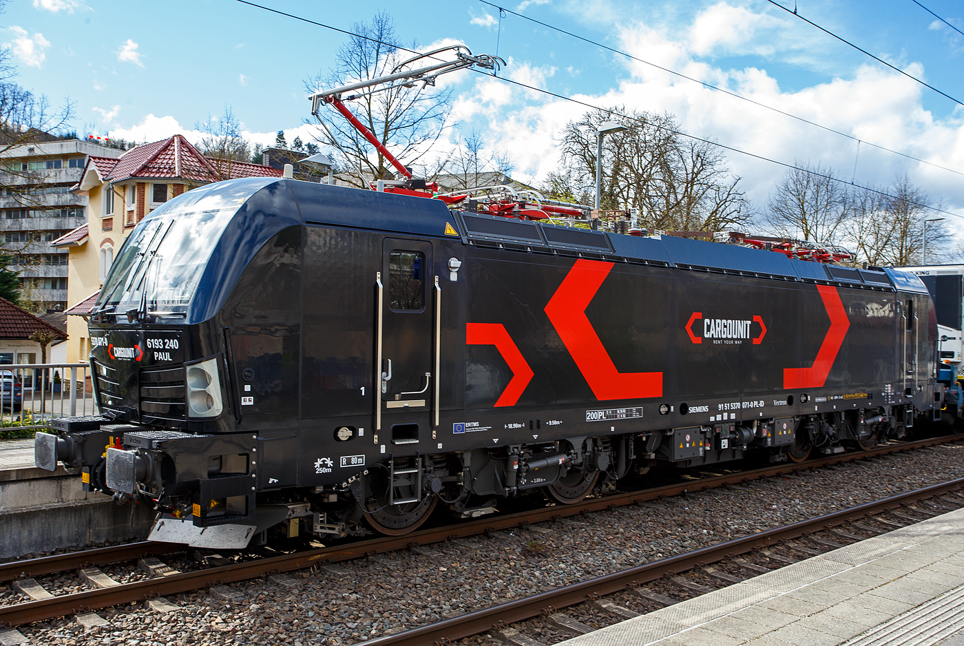 Die an die HELROM GmbH (Frankfurt am Main) vermietete Siemens Vectron MS 5370 071-0   PAUL  / 6193 240 (91 51 5370 071-0 PL-ID) der CARGOUNIT Sp. z o.o. (Wrocław / Breslau) fährt am 28 März 2024 mit dem HELROM Trailer Zug Wien – Düsseldorf, einem besonderen KV-Zug, durch Kirchen (Sieg) in Richtung Köln. Da wegen Schäden auf der folgenden Siegbrücke nur immer ein Zug fahren darf hat sie kurz im Bahnhof hier Hp 0 und muss den entgegenkommenden LINT der HLB abwarten. 

Die Siemens Vectron AC wurde 2023 von Siemens Mobility GmbH in München-Allach unter der Fabriknummer 23519 gebaut und im Januar 2024 an die CARGOUNIT Sp. z o.o. in Wrocław/Polen (Breslau) geliefert. Diese Vectron Lokomotive ist als MS – Lokomotive (Mehrsystemlok) mit 6.400 kW Leistung und 200 km/h Höchstgeschwindigkeit konzipiert. 

In der Version A 10 hat sie die Zulassungen für Polen, Deutschland, Österreich, Niederlande, Slowakei, Rumänien, Ungarn und Bulgarien (PL/D/A/NL/SK/RO/H/BG). Tschechien (CZ) ist z.Z. nach durchgestrichen.

Die CARGOUNIT Sp. z o.o. in Wrocław (Breslau) / Polen wurde 2003 gegründet und stieg 2012 in das Leasinggesellschaft für Lokomotiven ein. Aktuell verfügt Cargounit über einen Fuhrpark von insgesamt 220 Lokomotiven. Das Unternehmen ist der größte Verleiher von Lokomotiven in Polen und die Nummer 5 in Europa. Ende Februar 2024 unterzeichnete CARGOUNIT mit Siemens Mobility einen Vertrag über weitere bis zu 100 Lokomotiven.
