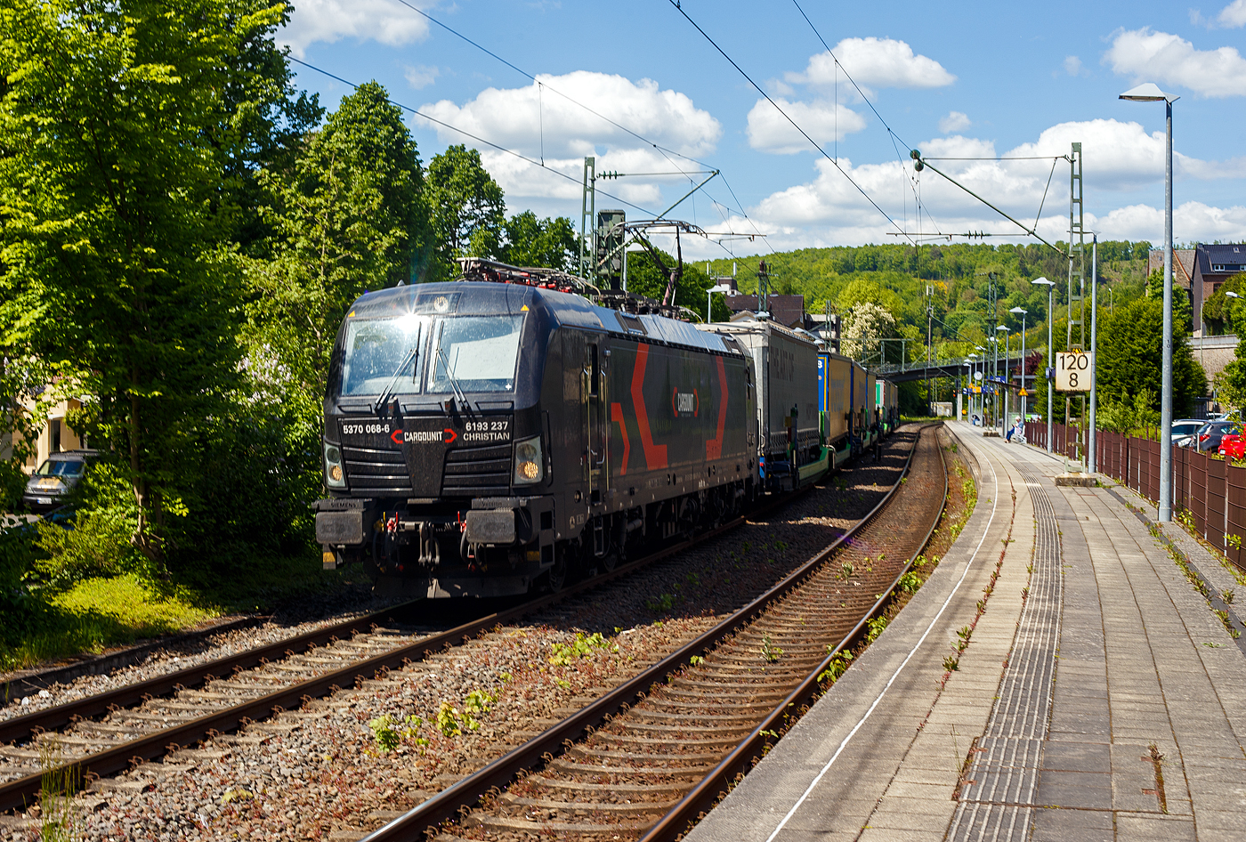 Die an die HELROM GmbH (Frankfurt am Main) vermietete Siemens Vectron MS 5370 068-6  CHRISTIAN  / 6193 237 (91 51 5370 068-6 PL-ID) der CARGOUNIT Sp. z o.o. (Wrocław / Breslau) f�hrt am 09 Mai 2025 mit dem (sehr kurzen) HELROM Trailer Zug Wien – D�sseldorf, einem besonderen KV-Zug, durch Kirchen (Sieg) in Richtung K�ln.

Die Siemens Vectron MS wurde 2023 von Siemens Mobility GmbH in M�nchen-Allach unter der Fabriknummer 23362 gebaut und im Januar 2024 an die CARGOUNIT Sp. z o.o. in Wrocław/Polen (Breslau) geliefert. Diese Vectron Lokomotive ist als MS – Lokomotive (Mehrsystemlok) mit 6.400 kW Leistung und 200 km/h H�chstgeschwindigkeit konzipiert. 

In der Version A 10 hat sie die Zulassungen f�r Polen, Deutschland, �sterreich, Niederlande, Slowakei, Rum�nien, Ungarn und Bulgarien (PL/D/A/NL/SK/RO/H/BG). Tschechien (CZ) ist z.Z. noch durchgestrichen.
Die SIEMENS Vectron MS der Version A 10 besitzt die Zugsicherungssysteme ETCS BaseLine 3, sowie
f�r Deutschland (PZB90 / LZB80 (CIR-ELKE I)), 
f�r �sterreich (ETCS Level 1 mit Euroloop, ETCS Level 2, PZB90 / LZB80),
f�r Polen (SHP)
f�r Tschechien und Slowakei (LS (Mirel))
f�r Ungarn (ETCS Level 1, EVM (Mirel))
f�r Rum�nien (PZB90)
und f�r die Niederlande (ETCS Level 1, ETCS Level 2, ATB-EGvV)

Die CARGOUNIT Sp. z o.o. in Wrocław (Breslau) / Polen wurde 2003 gegr�ndet und stieg 2012 in das Leasinggesellschaft f�r Lokomotiven ein. Aktuell verf�gt Cargounit �ber einen Fuhrpark von insgesamt 220 Lokomotiven. Das Unternehmen ist der gr��te Verleiher von Lokomotiven in Polen und die Nummer 5 in Europa. Ende Februar 2024 unterzeichnete CARGOUNIT mit Siemens Mobility einen Vertrag �ber weitere bis zu 100 Lokomotiven.