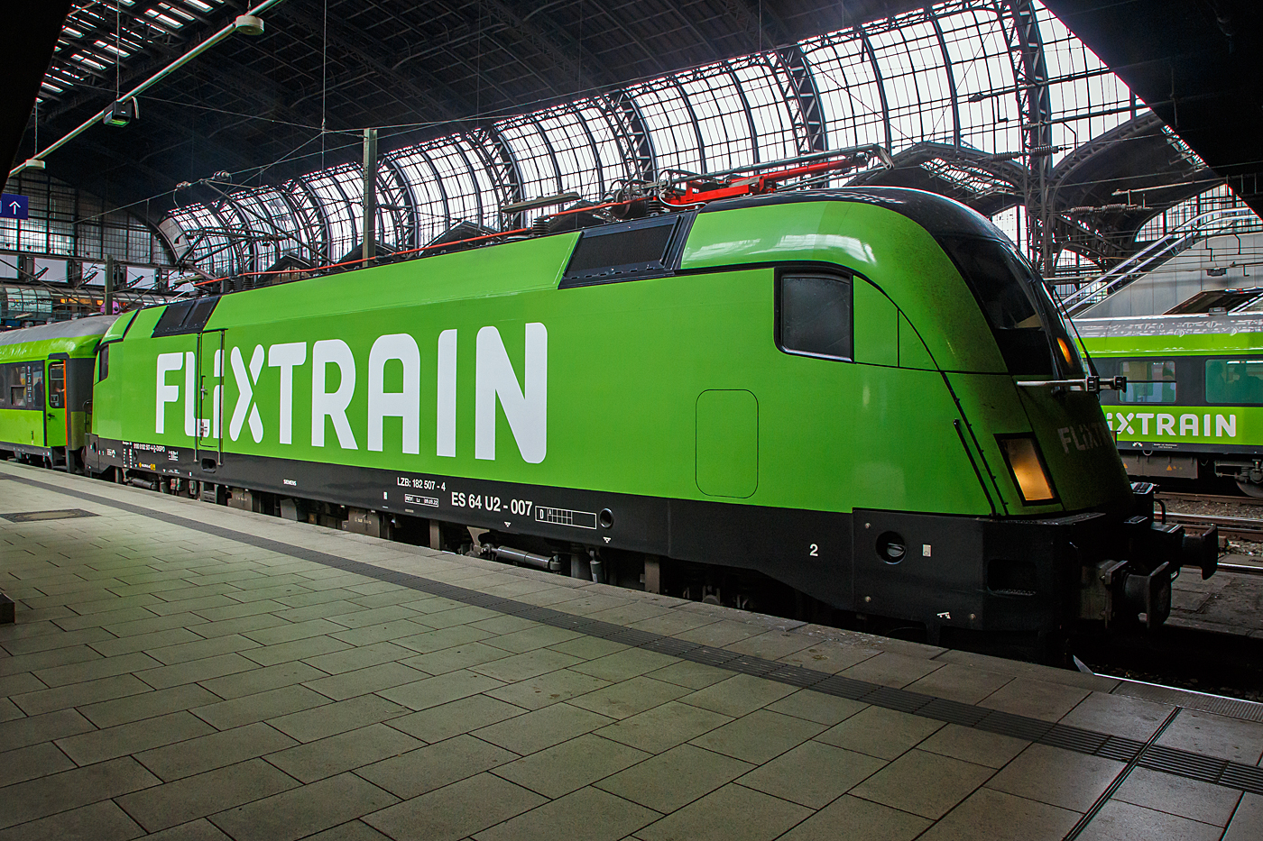 Die an die IGE - Internationale Gesellschaft für Eisenbahnverkehr (Hersbruck) für FlixTrain vermietete MRCE Dispolok ES 64 U2-007 / LZB 182 507-4 (91 80 6182 507-4 D-DISPO) im FlixTrain-Farbkleid steht am 16 Mai 2022, mit dem FlixTrain FLX 20 von Hamburg via Bremen, Münster und Düsseldorf nach Köln Hbf, im Hamburger Hauptbahnhof. Dahinter steht der FlixTrain FLX 35 von Hamburg via Berlin nach Leipzig Hbf.

Die Siemens ES64U2 wurde 2002 von Siemens in München-Allach unter Fabriknummer 20563 gebaut und an die damalige Siemens Dispolok GmbH in München (heute MRCE Dispolok GmbH) geliefert. Sie hat die Zulassungen für Deutschland und Österreich.

