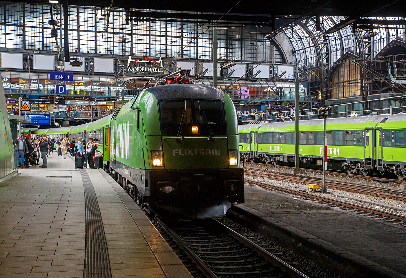 Die an die IGE - Internationale Gesellschaft für Eisenbahnverkehr (Hersbruck) für FlixTrain vermietete MRCE Dispolok ES 64 U2-007 / LZB 182 507-4 (91 80 6182 507-4 D-DISPO) im FlixTrain-Farbkleid steht am 16 Mai 2022, mit dem FlixTrain FLX 20 von Hamburg via Bremen, Münster und Düsseldorf nach Köln Hbf, im Hamburger Hauptbahnhof. Rechts steht der FlixTrain FLX 35 von Hamburg via Berlin nach Leipzig Hbf.

Die Siemens ES64U2 wurde 2002 von Siemens in München-Allach unter Fabriknummer 20563 gebaut und an die damalige Siemens Dispolok GmbH in München (heute MRCE Dispolok GmbH) geliefert. Sie hat die Zulassungen für Deutschland und Österreich.
