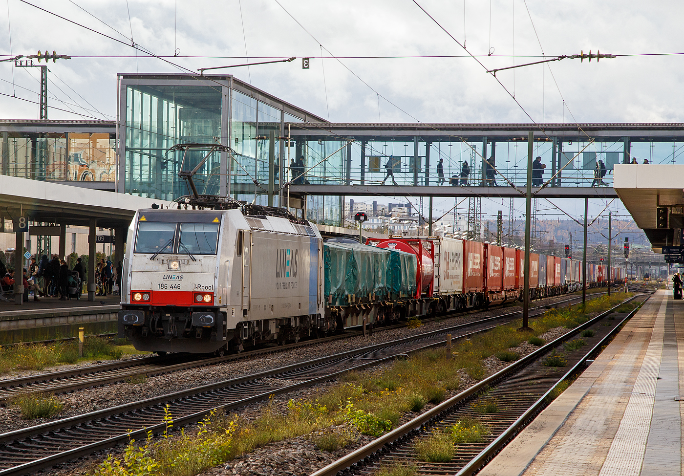 Die an die LINEAS Group NV/SA vermietete 186 446-1 (91 80 6186 446-1 D-Rpool) f�hrt am 24.11.2022 mit einem KLV-Zug durch den Hauptbahnhof Regensburg.

Die Bombardier TRAXX F140 MS(2E) wurde 2017 von Bombardier in Kassel unter der Fabriknummer 35401 gebaut und an die Railpool ausgeliefert. Die Multisystemlokomotive hat die Zulassungen bzw. besitzt die L�nderpakete f�r Deutschland, �sterreich, Schweiz, Italien, Belgien und die Niederland (D/A/CH/I/B/NL). 
