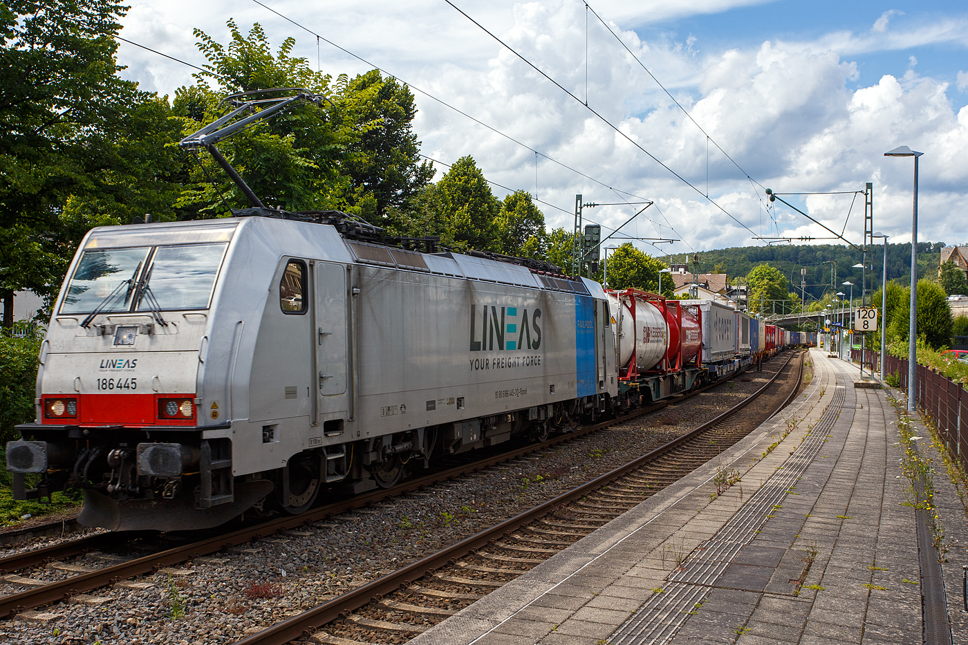 Die an die LINEAS Group NV/SA vermietete Railpool 186 445-3 (91 80 6186 445-3 D-Rpool) fährt am 14 Juli 2024, mit einem KLV-Zug, aber vier Habbins-Schiebewandwagen waren auch am Zugschuss, durch den Bahnhof Kirchen (Sieg) in Richtung Köln. Die Lineas Group nv/sa (ex B-Logistics, ex B Cargo) ist eine belgische Schienengütergesellschaft.

Die Bombardier TRAXX F140 MS(2E) wurde 2016 von Bombardier in Kassel unter der Fabriknummer 35299 gebaut und an die Railpool ausgeliefert. Die Multisystemlokomotive hat die Zulassungen bzw. besitzt die Länderpakete für Deutschland, Österreich, Schweiz, Italien, Belgien und die Niederland (D/A/CH/I/B/NL).

Die TRAXX F140 MS ist eine vierachsige Mehrsystem-Lokomotive mit einer Leistung von 5.600 kW für den grenzüberschreitenden Einsatz. Die Lokomotive befördert hauptsächlich Güterzüge auf den europäischen Hauptstrecken und kann in allen Stromsystemen eingesetzt werden. Im Güterverkehr wird eine Höchstgeschwindigkeit von 140km/h erreicht.
