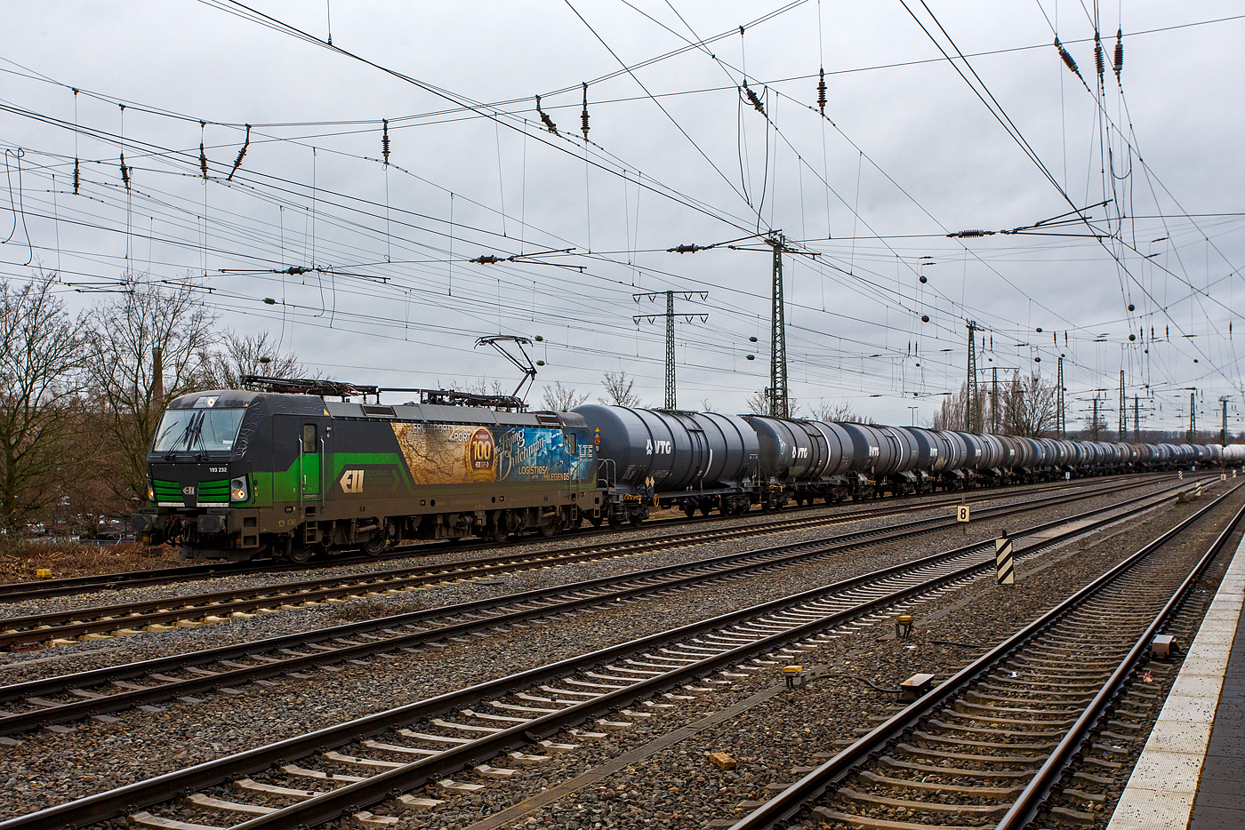 Die an die LTE Logistik- und Transport GmbH (Graz) vermietete Siemens Vectron MS 193 232 (91 80 6193 232-6 D-ELOC) der European Locomotive Leasing (Wien), mit Werbung „From Port 2 Port - 100.te Vectron für ELL - The Flying Dutchman„ fährt am 14 Februar 2024 mit einem Kesselwagenzug durch den Hauptbahnhof Hamm (Westfalen).

Die Siemens Vectron MS  wurde 2017 von Siemens Mobilitiy in München-Allach unter der Fabriknummer 22261 gebaut. Die Vectron MS in der A10-Version hat Zulassungen für Deutschland, Österreich, Niederlande, Slowakei, Polen, Tschechien und Ungarn (D/A/NL/SK/PL/CZ/H).
