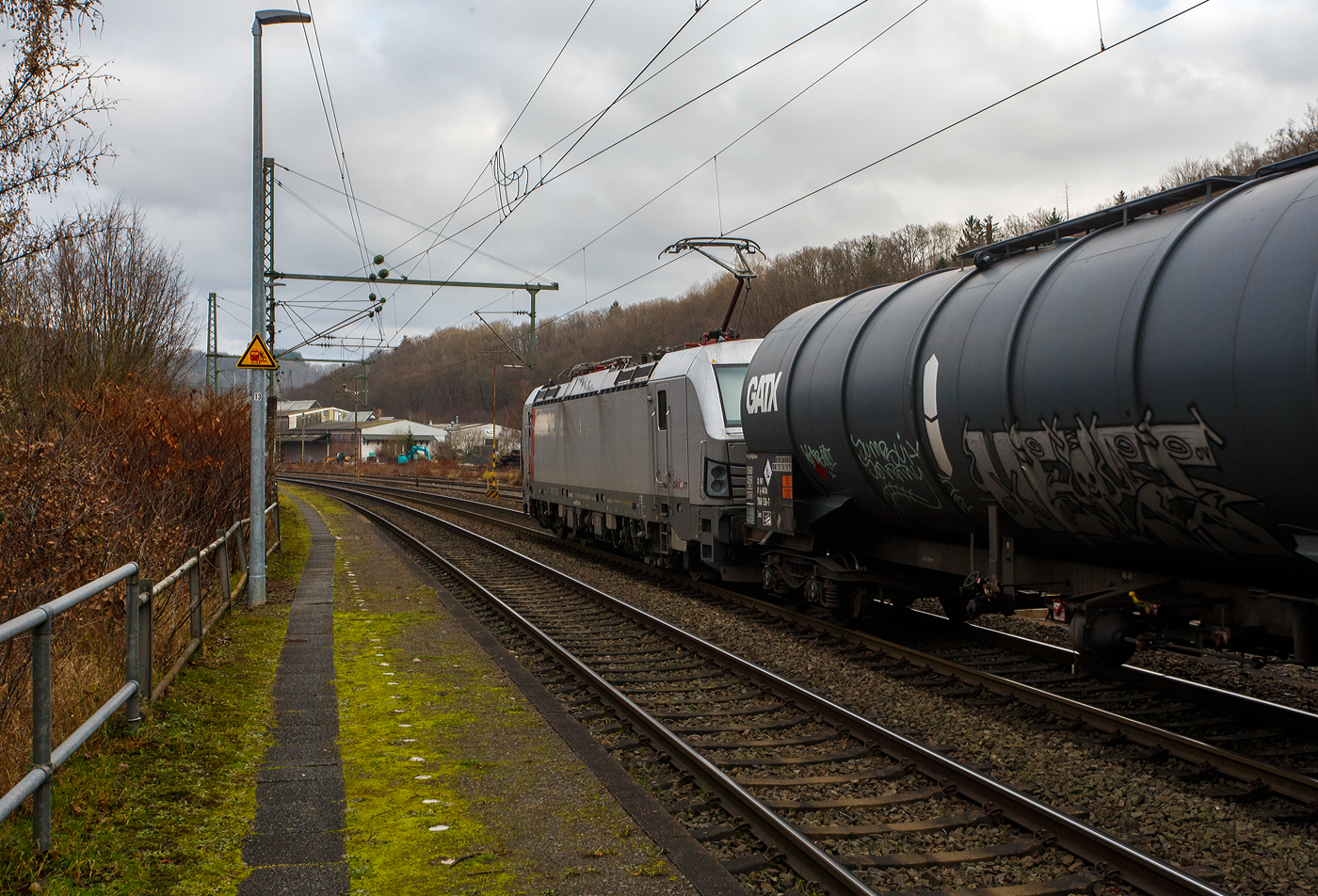 Die an die niederländische RFO - Rail Force One B.V. (Rotterdam) vermietete Siemens Vectron AC 7193 003 (91 80 7193 003-9 D-AKIEM) der französischen Akiem S.A.S. fährt am 18 Dezember 2025 mit einem Kesselwagenzug auf der Siegstrecke durch Scherfeld/Sieg in Richtung Siegen. 

Nachmals einen lieben Gruß an den Lokführer zurück, der mich mit Lichtsignal grüßte. Ich wünsche zudem ein frohes Weihnachtsfest und einen guten Rutsch ins neue Jahr.

Die Siemens Vectron AC der Variante B18-4e wurde 2025 von Siemens Mobilitiy in München-Allach unter der Fabriknummer 23669 gebaut. Die Variante B18-4e (200 km/h - 6.4 MW, Spannung AC 15 kV 16,7 Hz und AC 25 kV 50 Hz) hat so die Zulassung für Deutschland, Österreich, Dänemark und Schweden (D / A / DK / S). So besitzt die Variante AC B18-4e folgende Zugsicherungssysteme: ETCS BaseLine 3, sowie für Deutschland (PZB90 / LZB80 (CIR-ELKE I)), für Österreich (ETCS Level 1 mit Euroloop, ETCS Level 2, PZB90 / LZB80), für Dänemark ZUB 123 und für Schweden (ATC-2 (L10000)). Theoretisch wäre auch Norwegen, ist aber nicht eingestellt bzw. angeschrieben. 

Übrigens diese  VECTRON Skandinavien-Korridor  hat als AC-Lok 3 Stromabnehmer. Die Oberleitungen in Norwegen und Schweden sind für eine Wippenbreite von 1.800 mm ausgelegt. Ausnahmen bestehen auf einigen Strecken des grenzüberschreitenden Verkehrs. Das Schleifleistenmaterial ist auch aus Graphit. So hat diese Lok 2 Stromabnehmer mit der Palettenbreite von 1.950 mm (außen je einen über dem Führerstand), sowie einen innen über dem Führerstand 1 mit der Palettenbreite von 1.800 mm.


Die Lok ist wohl eher für die deutsche Niederlassung der RFO die Rail Force One Germany (Duisburg) vorgesehen, da sie nicht in die Niederlande fahren kann.

Die Akiem S.A.S. mit Sitz in Saint-Ouen bei Paris ist eine französische Leasinggesellschaft für Lokomotiven. Das Unternehmen ist einer der führenden Vermieter von Lokomotiven auf dem kontinentaleuropäischen Bahnmarkt. Akiem ist im Besitz von über 600 Lokomotiven und verfügt über Büros (Niederlassungen) in Düsseldorf, Warschau und Budapest. 
