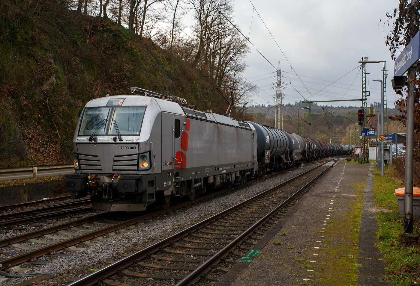 Die an die niederländische RFO - Rail Force One B.V. (Rotterdam) vermietete Siemens Vectron AC 7193 003 (91 80 7193 003-9 D-AKIEM) der französischen Akiem S.A.S. fährt am 18 Dezember 2025 mit einem Kesselwagenzug auf der Siegstrecke durch Scherfeld/Sieg in Richtung Siegen. 

Nachmals einen lieben Gruß an den Lokführer zurück, der mich mit Lichtsignal grüßte. Ich wünsche zudem ein frohes Weihnachtsfest und einen guten Rutsch ins neue Jahr.

Die Siemens Vectron AC der Variante B18-4e wurde 2025 von Siemens Mobilitiy in München-Allach unter der Fabriknummer 23669 gebaut. Die Variante B18-4e (200 km/h - 6.4 MW, Spannung AC 15 kV 16,7 Hz und AC 25 kV 50 Hz) hat so die Zulassung für Deutschland, Österreich, Dänemark und Schweden (D / A / DK / S). So besitzt die Variante AC B18-4e folgende Zugsicherungssysteme: ETCS BaseLine 3, sowie für Deutschland (PZB90 / LZB80 (CIR-ELKE I)), für Österreich (ETCS Level 1 mit Euroloop, ETCS Level 2, PZB90 / LZB80), für Dänemark ZUB 123 und für Schweden (ATC-2 (L10000)). Theoretisch wäre auch Norwegen, ist aber nicht eingestellt bzw. angeschrieben. 

Übrigens diese  VECTRON Skandinavien-Korridor  hat als AC-Lok 3 Stromabnehmer. Die Oberleitungen in Norwegen und Schweden sind für eine Wippenbreite von 1.800 mm ausgelegt. Ausnahmen bestehen auf einigen Strecken des grenzüberschreitenden Verkehrs. Das Schleifleistenmaterial ist auch aus Graphit. So hat diese Lok 2 Stromabnehmer mit der Palettenbreite von 1.950 mm (außen je einen über dem Führerstand), sowie einen innen über dem Führerstand 1 mit der Palettenbreite von 1.800 mm.


Die Lok ist wohl eher für die deutsche Niederlassung der RFO die Rail Force One Germany (Duisburg) vorgesehen, da sie nicht in die Niederlande fahren kann.

Die Akiem S.A.S. mit Sitz in Saint-Ouen bei Paris ist eine französische Leasinggesellschaft für Lokomotiven. Das Unternehmen ist einer der führenden Vermieter von Lokomotiven auf dem kontinentaleuropäischen Bahnmarkt. Akiem ist im Besitz von über 600 Lokomotiven und verfügt über Büros (Niederlassungen) in Düsseldorf, Warschau und Budapest. 
