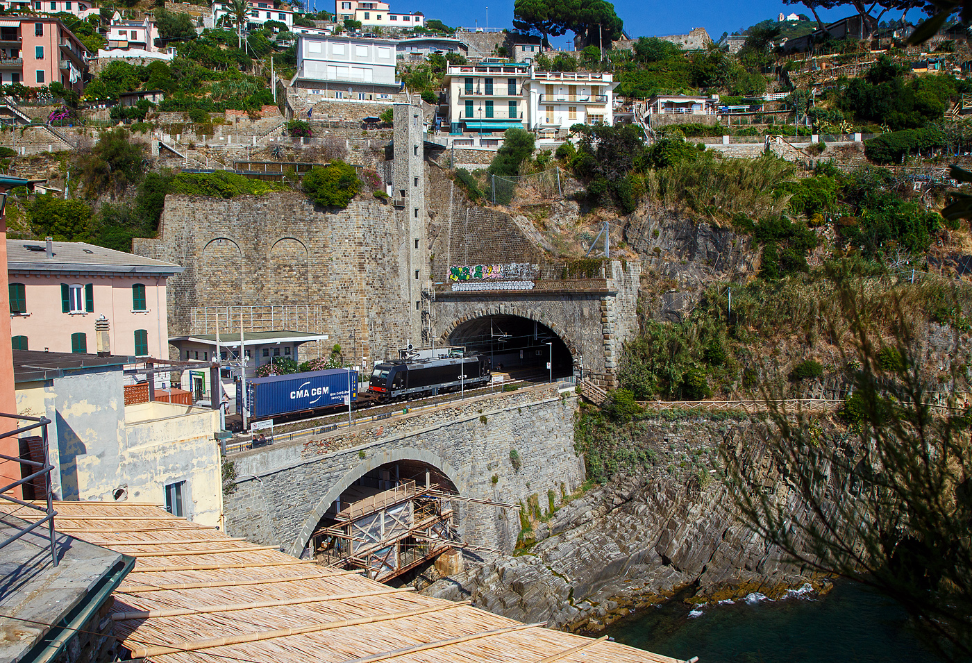 Die an die OCG - Oceanogate Italia S.p.A. vermietete MRCE Dispolok (München) 484 105-8 bzw. 484-105 (91 83 2484 105-8 I-DISPO) fährt am 22.07.2022 mit einem Containerzug durch den Cinque Terre Bahnhof Riomaggiore in Richtung La Spezia bzw. Pisa. 

Die Bombardier TRAXX F140 MS wurde 2006 von Bombardier in Kassel unter der Fabriknummer 34295 gebaut.