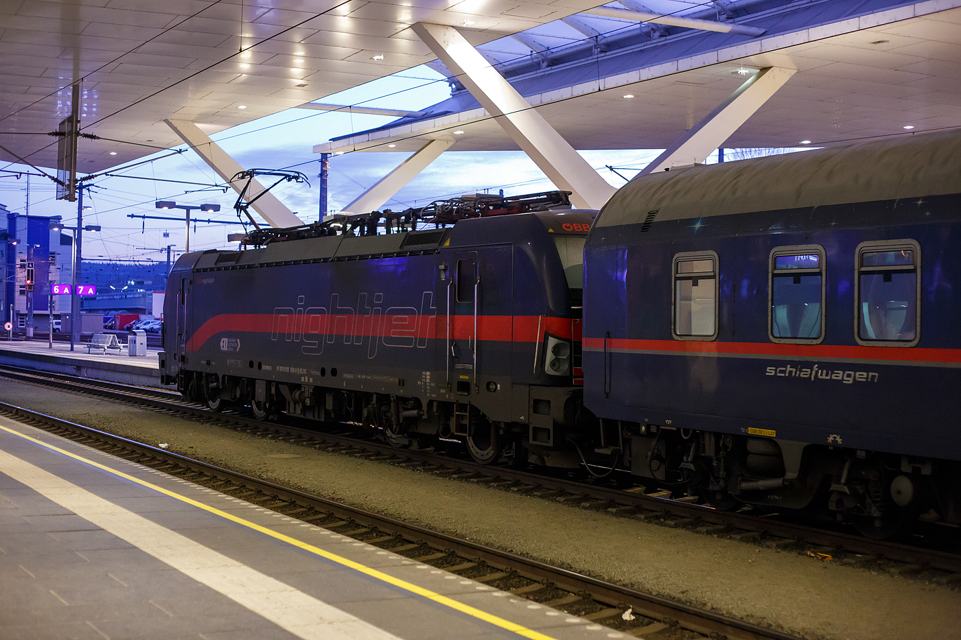 Die an die �BB-Produktion GmbH f�r den �BB Nightjet vermietete Siemens Vectron MS 193 598 (91 80 6193 598-0 D-ELOC) der ELL - European Locomotive Leasing (Wien) ist am 14 Januar 2025 um 7:30 Uhr p�nktlich, mit dem �BB Nightjet NJ 40425 von Br�ssel Midi nach Wien Hbf, in den Hauptbahnhof Salzburg eingefahren. 

Die Siemens Vectron MS der Variante A39 wurde 2020 von Siemens in M�nchen-Allach unter der Fabriknummer 22868 gebaut. 

Diese Vectron Lokomotive ist als MS – Lokomotive (Mehrsystemlok) mit 6.400 kW Leistung und 160 km/h H�chstgeschwindigkeit konzipiert. Hier in der Version MS A39 hat sie die Zulassungen f�r Deutschland, �sterreich, Schweiz, Italien, Niederlande und Belgien (D/A/CH/I/NL/B). Die SIEMENS Vectron MS der Version A 39 besitzt die Zugsicherungssysteme ETCS BaseLine 3, sowie
f�r Deutschland (PZB90 / LZB80 (CIR-ELKE I)), 
f�r �sterreich (ETCS Level 1 mit Euroloop, ETCS Level 2, PZB90 / LZB80),
f�r die Schweiz (ETCS Level 2, ZUB262ct, INTEGRA)
f�r Italien (SCMT)
f�r die Niederlande (ETCS Level 1, ETCS Level 2, ATB-EGvV)
und f�r Belgien (ETCS L1, ETCS L2, TBL1+)