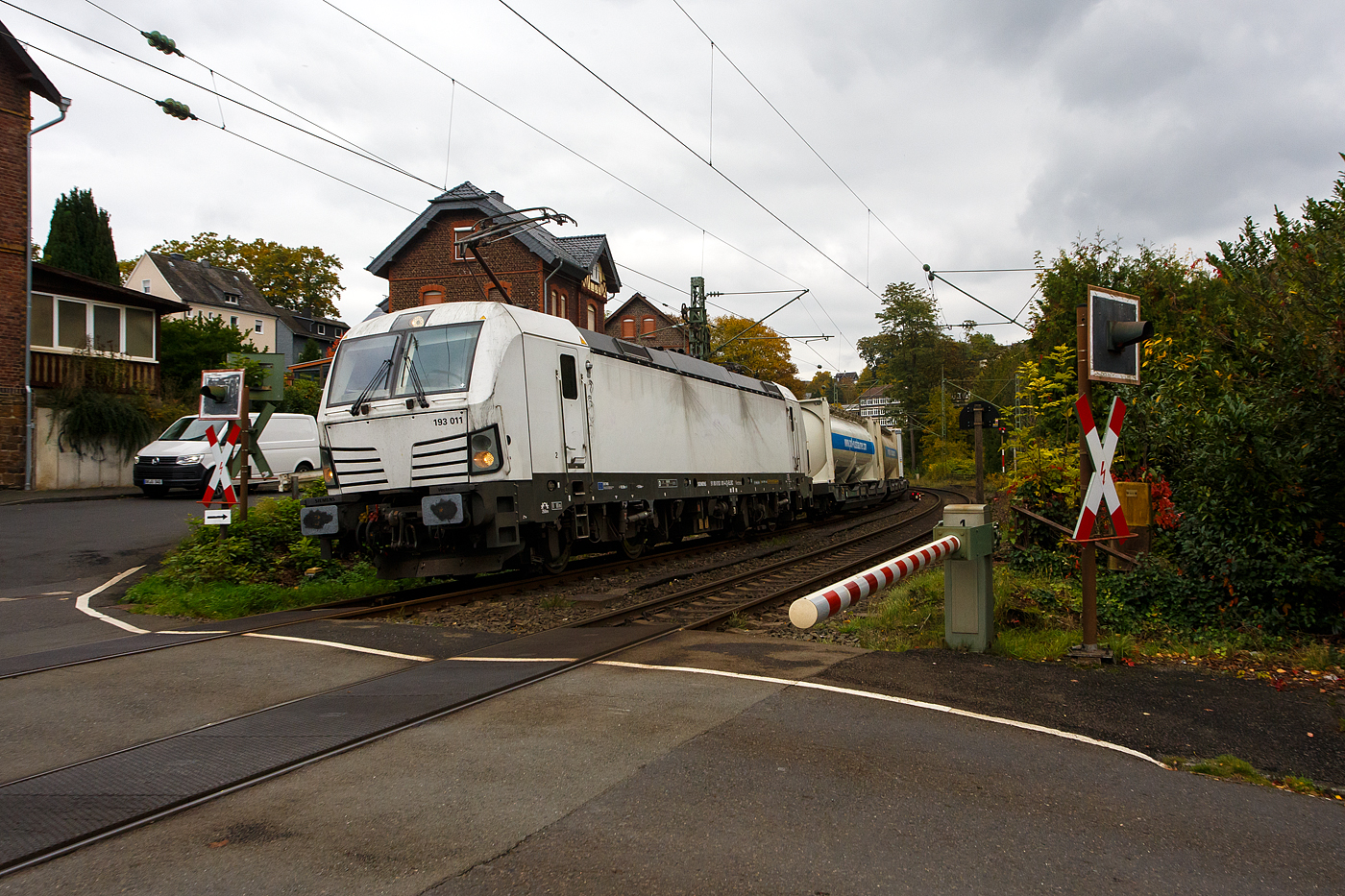 Die an die österreichische Weco Rail / Wenzel Logistics vermietete „weiße“ SIEMENS Vectron AC – 193 011-4 (91 80 6193 011-4 D-ELOC) der ELL - European Locomotive Leasing (Wien) fährt am 09 Oktober 2025 mit einem KLV-Zug durch Kirchen/Sieg in Richtung Köln.

Die Wechselstromlok (AC 15 kV 16,7 Hz und AC 25 kV 50 Hz) vom Typ SIEMENS Vectron AC wurde 2023 von Siemens Mobilitiy in München-Allach unter der Fabriknummer 23539 gebaut und Anfang 2024 an die ELL ausgeliefert. Diese Vectron Lokomotive ist als AC – Lokomotive (Wechselstrom-Variante) mit 6.400 kW Leistung und für eine Höchstgeschwindigkeit von 200 km/h konzipiert. Sie wurde in der Vectron Variante AC B14 ausgeführt und hat so die Zulassungen für Deutschland, Österreich, Ungarn, Tschechien, Slowakei, Rumänien und Bulgarien (D / A / H / CZ / SK / RO / BG). Zulassung für Tschechien (CZ) ist z.Z. noch durchgestrichen.

So besitzt die Variante AC B14 folgende Zugsicherungssysteme:
ETCS BaseLine 3, sowie für 
Deutschland (PZB90 / LZB80 (CIR-ELKE I))
Österreich (ETCS Level 1 mit Euroloop, ETCS Level 2, PZB90 / LZB80)
Ungarn (ETCS Level 1, EVM (Mirel))
Tschechien und Slowakei (LS (Mirel))
Rumänien und Bulgarien (PZB90)
