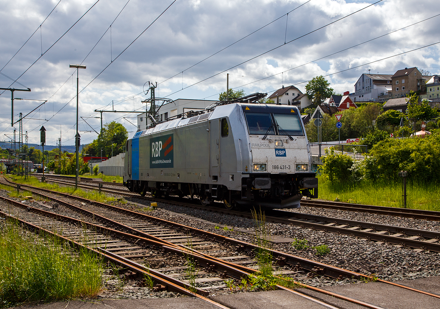 Die an die RBP - Rheinische Bahnpersonal- und Verkehrsgesellschaft mbH (Siegburg) vermietete Railpool 186 431-3  (91 80 6186 431-3 D-Rpool) f�hrt am 16.05.2023 als Lz (Lokzug) bzw. auf Tfzf (Triebfahrzeugfahrt) durch Niederschelden in Richtung Siegen. Hinweis ich stehe an der Schranke vom B� 343 – km 112,183 der Siegstrecke.

Die Bombardier TRAXX F140 MS(2E) wurde 2015 von Bombardier in Kassel unter der Fabriknummer 35185 gebaut und an die Railpool GmbH (M�nchen) ausgeliefert. Die Multisystemlokomotive hat die Zulassungen bzw. besitzt die L�nderpakete f�r Deutschland, �sterreich, und Tschechien (D/A/CZ). Urspr�nglich war sie f�r Polen, Slowakei, Ungarn und die Niederland (PL/SK/HU/NL) zugelassen, aber aktuell sind diese L�nderk�rzel an die Lok durchgestrichen.


Der derzeitige Mieter die RBP - Rheinische Bahnpersonal- und Verkehrsgesellschaft mbH in Siegburg, ist eine junge und moderne Eisenbahnverkehrsgesellschaft, speziell f�r Bahn- und Verkehrsbetriebe. 