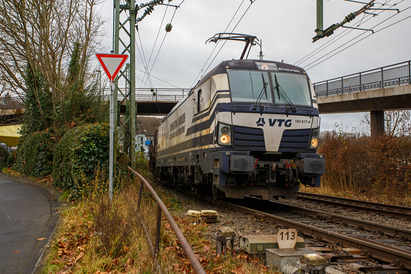 Die an die Retrack Germany GmbH, Hamburg (Tochter der VTG Rail Logistics Deutschland GmbH) vermietete Siemens Vectron AC 193 817-4  Ida  (91 80 6193 817-4 D-Rpool) der Railpool f�hrt am 29 November 2025 mit einem VTG-Kesselwagenzug durch Betzdorf/Sieg in Richtung Siegen.

Die Vectron AC wurde 2015 von Siemens Mobilitiy in M�nchen unter der Fabriknummer 21999 gebaut. Diese Vectron Lokomotive ist als AC – Lokomotive (Wechselstrom-Variante) mit 6.400 kW und f�r eine H�chstgeschwindigkeit von 160 km/h konzipiert. Sie wurde in der Vectron Variante AC B02 ausgef�hrt und hat so die Zulassungen Deutschland, �sterreich, Ungarn und Rum�nien (D / A / H / RO).