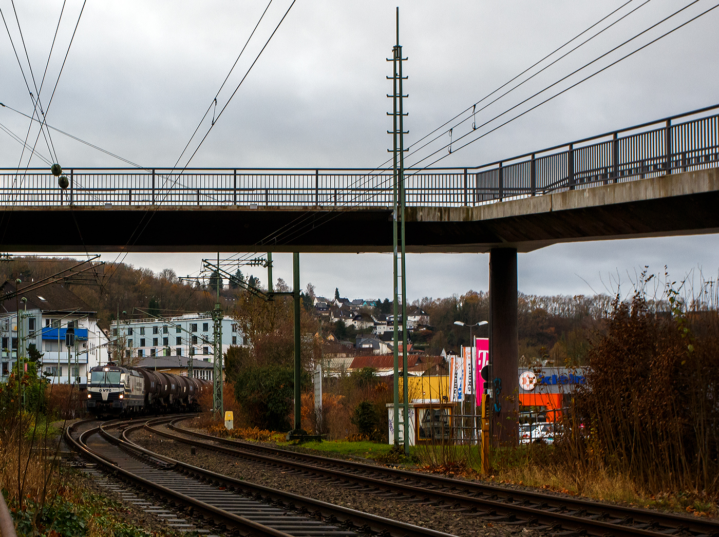 Die an die Retrack Germany GmbH, Hamburg (Tochter der VTG Rail Logistics Deutschland GmbH) vermietete Siemens Vectron AC 193 817-4  Ida  (91 80 6193 817-4 D-Rpool) der Railpool f�hrt am 29 November 2025 mit einem VTG-Kesselwagenzug durch Betzdorf/Sieg in Richtung Siegen.

Die Vectron AC wurde 2015 von Siemens Mobilitiy in M�nchen unter der Fabriknummer 21999 gebaut. Diese Vectron Lokomotive ist als AC – Lokomotive (Wechselstrom-Variante) mit 6.400 kW und f�r eine H�chstgeschwindigkeit von 160 km/h konzipiert. Sie wurde in der Vectron Variante AC B02 ausgef�hrt und hat so die Zulassungen Deutschland, �sterreich, Ungarn und Rum�nien (D / A / H / RO).